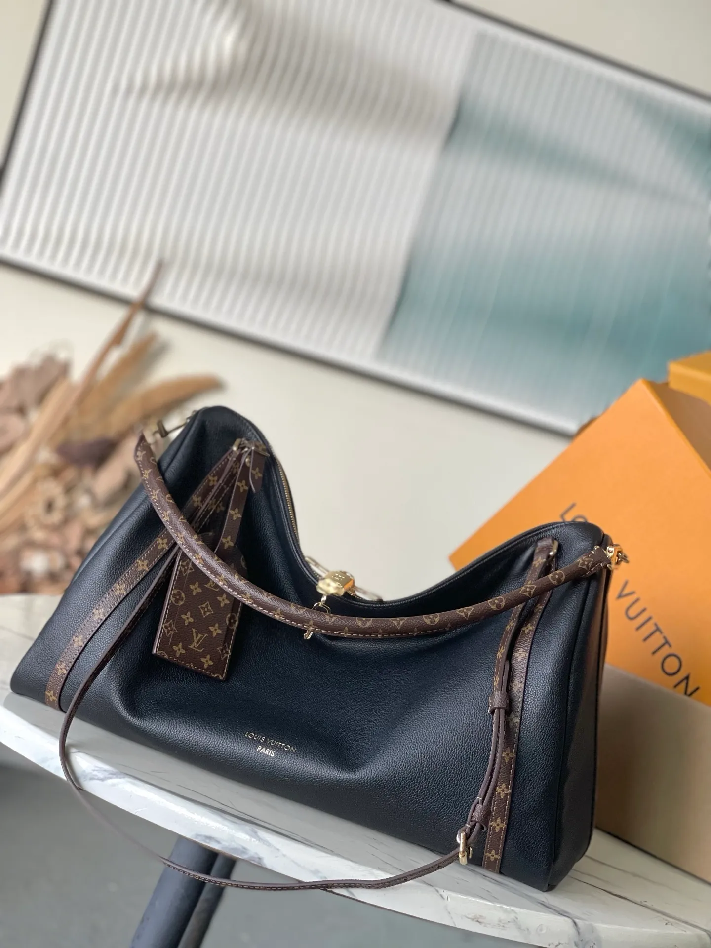 💰1540 (top-grain leather) top original M26037 Express Travel large handbag is made of soft cow leather and Monogram fabric lining to create a soft structure, showing Nicolas Ghesquiere's modern interpretation of the Keepall handbag. Ample space combined with flexible carrying options makes it an ideal choice for urban travelers. Dimensions: 45 × 20 × 27 cm