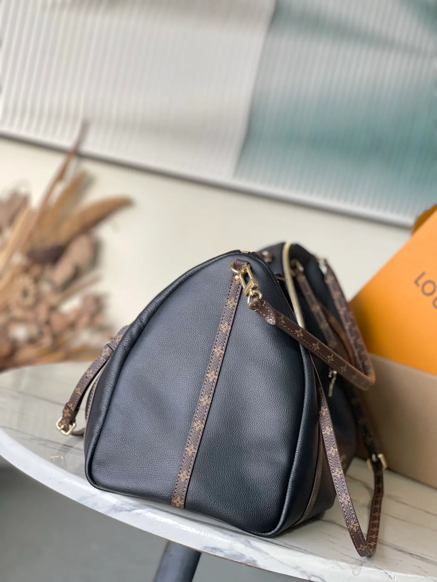 💰1540 (top-grain leather) top original M26037 Express Travel large handbag is made of soft cow leather and Monogram fabric lining to create a soft structure, showing Nicolas Ghesquiere's modern interpretation of the Keepall handbag. Ample space combined with flexible carrying options makes it an ideal choice for urban travelers. Dimensions: 45 × 20 × 27 cm