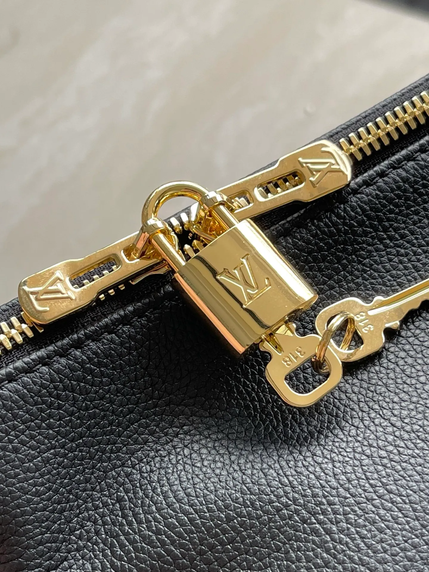 💰1540 (top-grain leather) top original M26037 Express Travel large handbag is made of soft cow leather and Monogram fabric lining to create a soft structure, showing Nicolas Ghesquiere's modern interpretation of the Keepall handbag. Ample space combined with flexible carrying options makes it an ideal choice for urban travelers. Dimensions: 45 × 20 × 27 cm