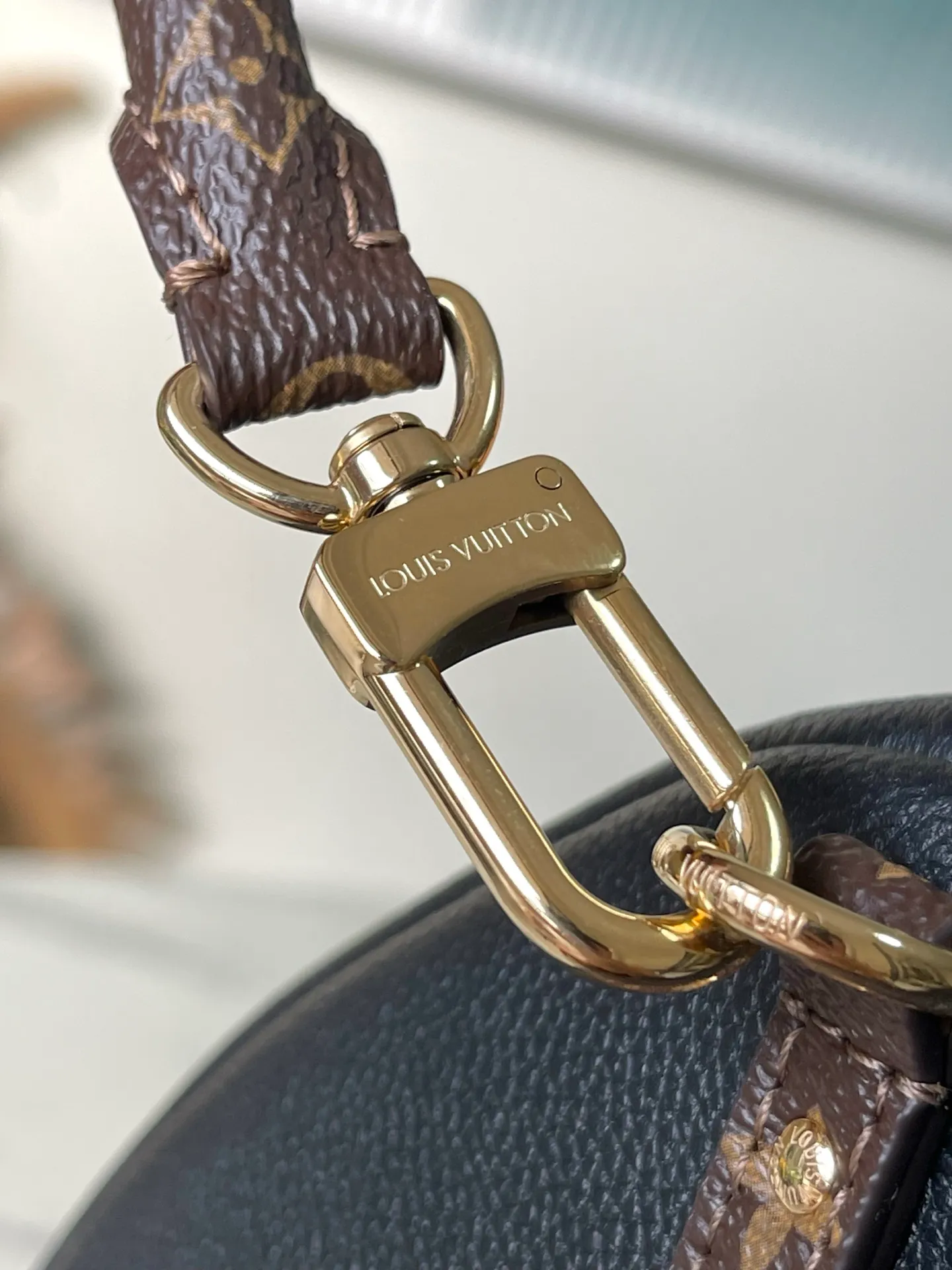 💰1540 (top-grain leather) top original M26037 Express Travel large handbag is made of soft cow leather and Monogram fabric lining to create a soft structure, showing Nicolas Ghesquiere's modern interpretation of the Keepall handbag. Ample space combined with flexible carrying options makes it an ideal choice for urban travelers. Dimensions: 45 × 20 × 27 cm