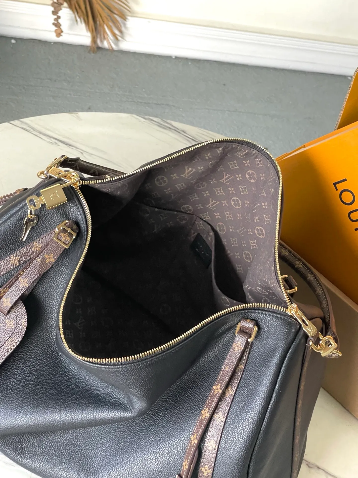 💰1540 (top-grain leather) top original M26037 Express Travel large handbag is made of soft cow leather and Monogram fabric lining to create a soft structure, showing Nicolas Ghesquiere's modern interpretation of the Keepall handbag. Ample space combined with flexible carrying options makes it an ideal choice for urban travelers. Dimensions: 45 × 20 × 27 cm