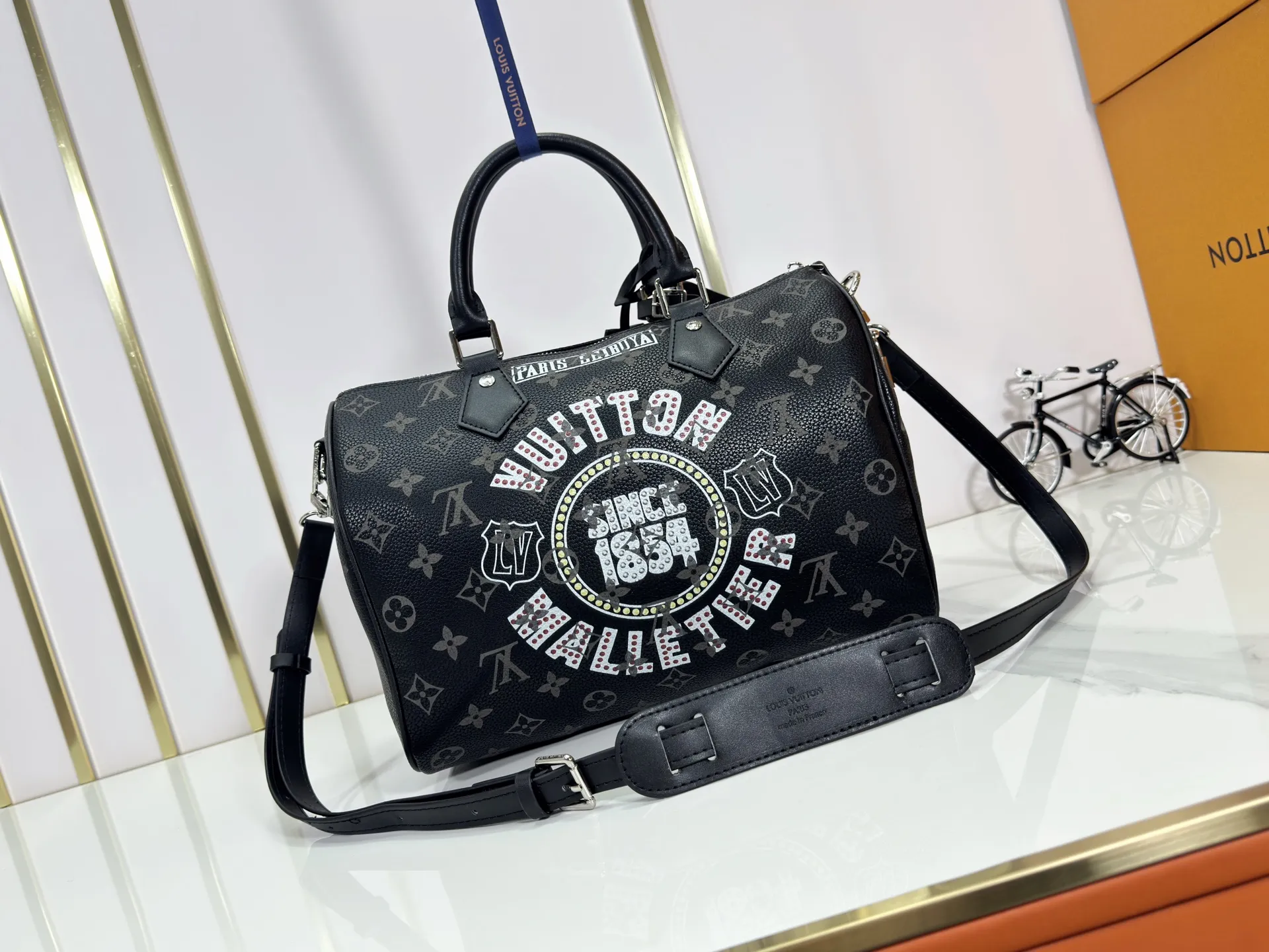 P320 upgraded original M26174 M26175 M26176 M26178 M26180 M24424 LV Speedy 30 Graffiti Pillow Bag Travel Bag Logo-level eye-catching texture and elegant temperament, casual and versatile, which is also the main reason why I bought it. With the soft and tender lambskin material, in short, it can handle various styles of commuting and leisure bags, and it is not a loss. Dimensions: 30×21x17