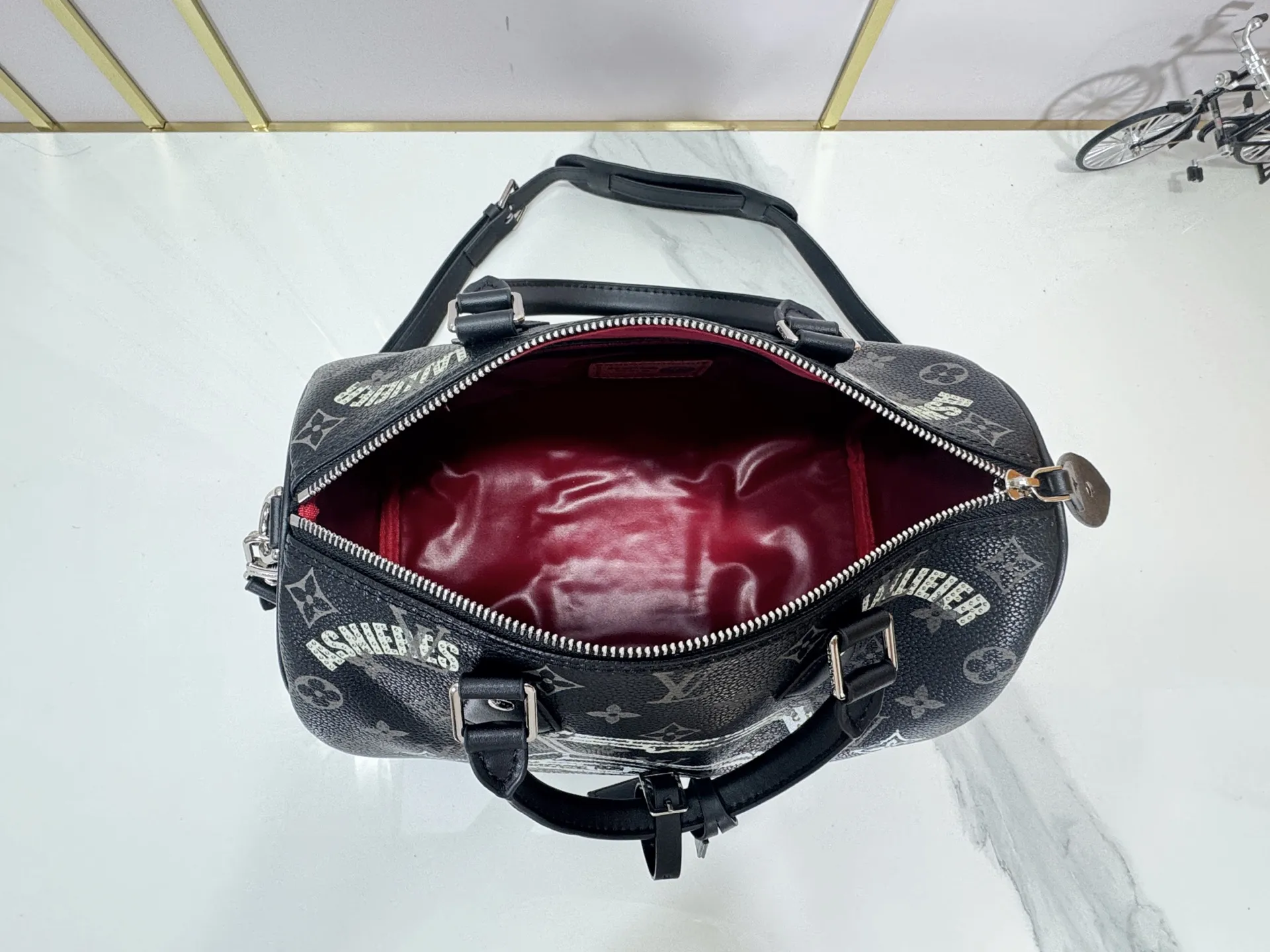 P320 upgraded original M26174 M26175 M26176 M26178 M26180 M24424 LV Speedy 30 Graffiti Pillow Bag Travel Bag Logo-level eye-catching texture and elegant temperament, casual and versatile, which is also the main reason why I bought it. With the soft and tender lambskin material, in short, it can handle various styles of commuting and leisure bags, and it is not a loss. Dimensions: 30×21x17