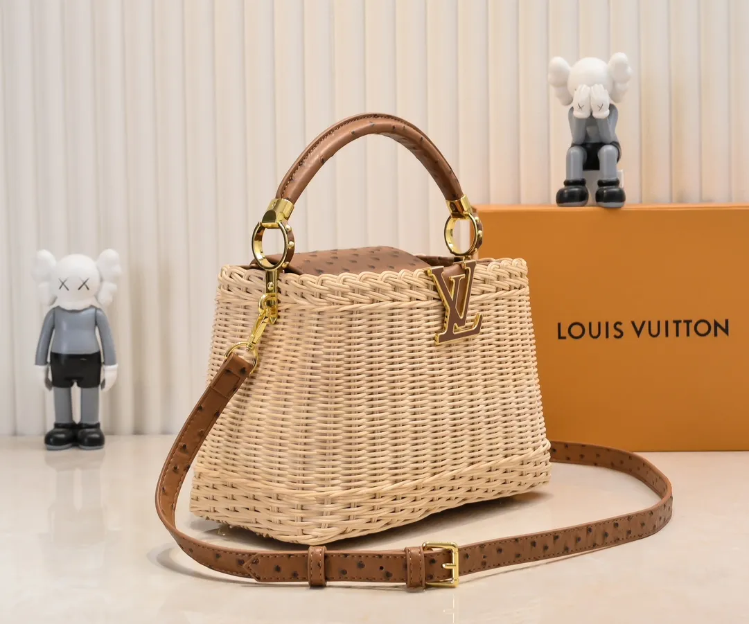 The upgraded version of P680 M11618 ostrich pattern Capucines BB handbag has a unique rattan weaving structure, paying tribute to the Louis Vuitton picnic box design that came out in 1892. The cow leather shapes the top handle and flap, the LV letters reveal a metallic texture, and the detachable and adjustable leather shoulder strap makes it easy to carry on the shoulder. The gift box packaging provided with this product may be reasonably adjusted depending on the stock situation, and may be different from the packaging style displayed on this product page. Please refer to the actual gift box packaging style received for details. Size:27×17.3×9cm