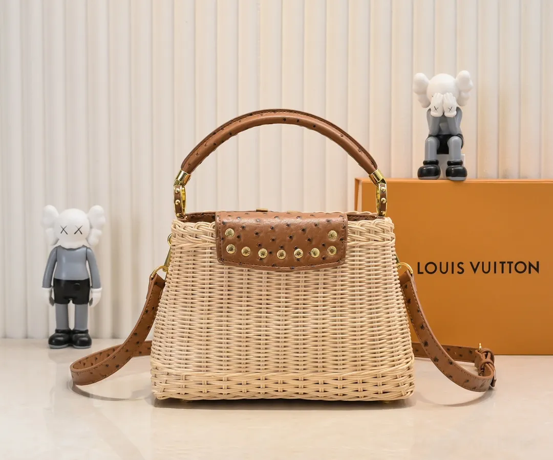 The upgraded version of P680 M11618 ostrich pattern Capucines BB handbag has a unique rattan weaving structure, paying tribute to the Louis Vuitton picnic box design that came out in 1892. The cow leather shapes the top handle and flap, the LV letters reveal a metallic texture, and the detachable and adjustable leather shoulder strap makes it easy to carry on the shoulder. The gift box packaging provided with this product may be reasonably adjusted depending on the stock situation, and may be different from the packaging style displayed on this product page. Please refer to the actual gift box packaging style received for details. Size:27×17.3×9cm