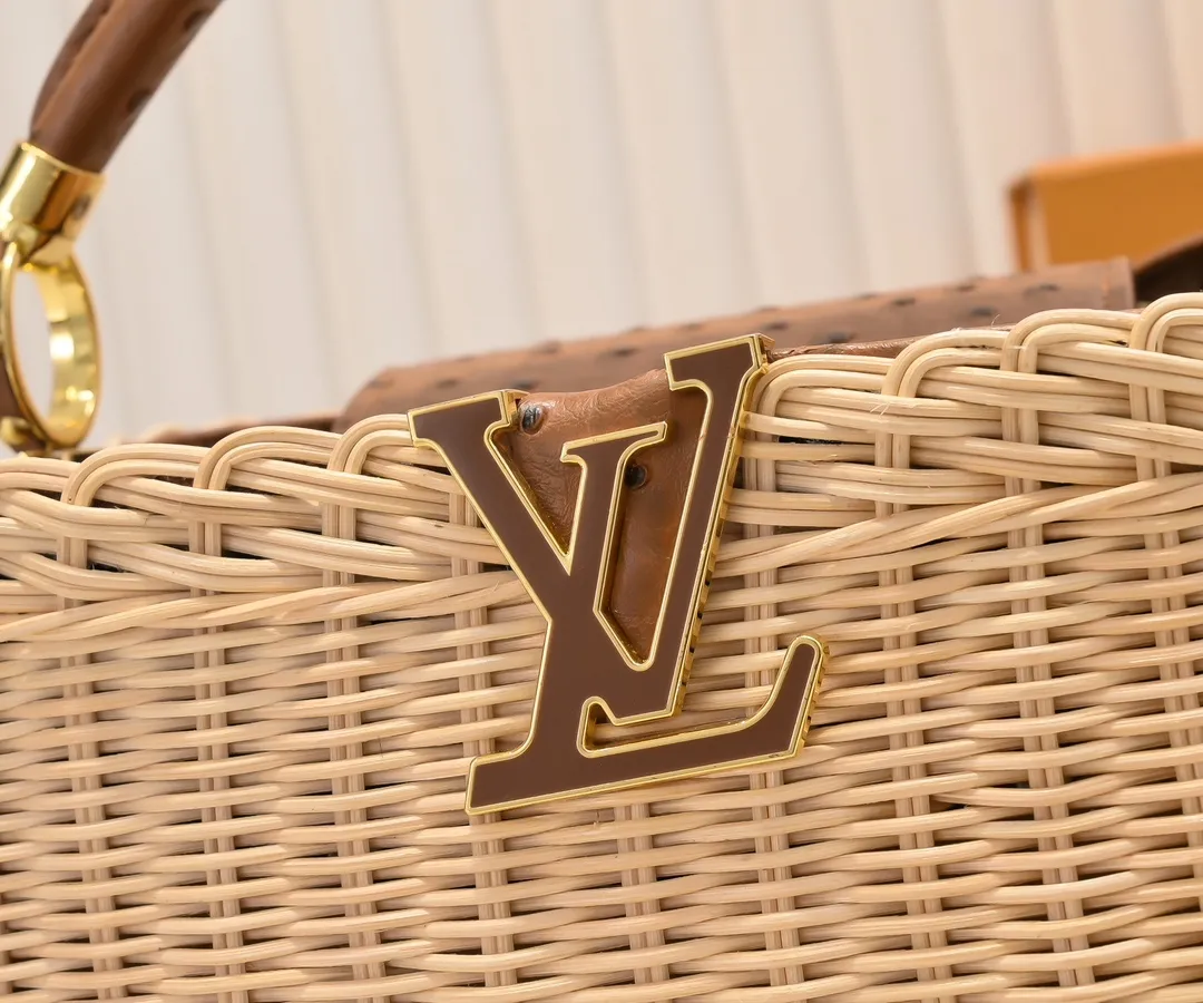 The upgraded version of P680 M11618 ostrich pattern Capucines BB handbag has a unique rattan weaving structure, paying tribute to the Louis Vuitton picnic box design that came out in 1892. The cow leather shapes the top handle and flap, the LV letters reveal a metallic texture, and the detachable and adjustable leather shoulder strap makes it easy to carry on the shoulder. The gift box packaging provided with this product may be reasonably adjusted depending on the stock situation, and may be different from the packaging style displayed on this product page. Please refer to the actual gift box packaging style received for details. Size:27×17.3×9cm