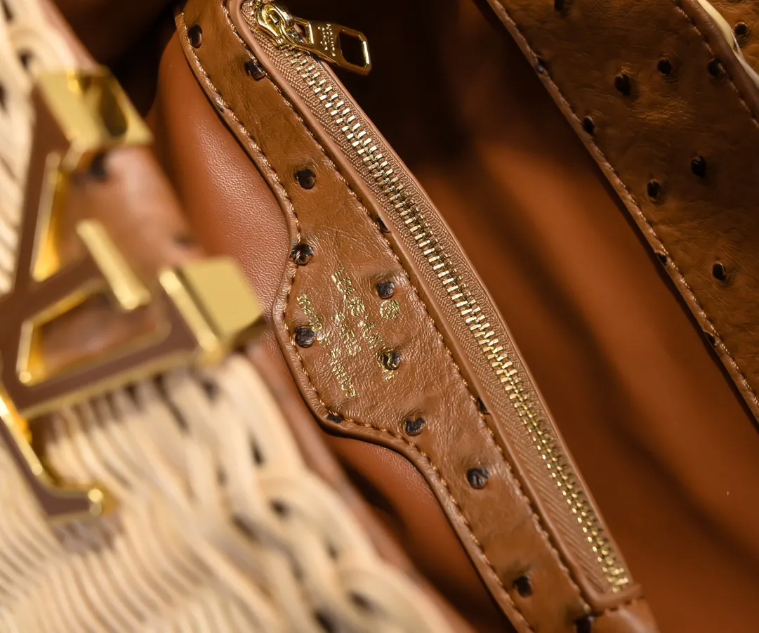 The upgraded version of P680 M11618 ostrich pattern Capucines BB handbag has a unique rattan weaving structure, paying tribute to the Louis Vuitton picnic box design that came out in 1892. The cow leather shapes the top handle and flap, the LV letters reveal a metallic texture, and the detachable and adjustable leather shoulder strap makes it easy to carry on the shoulder. The gift box packaging provided with this product may be reasonably adjusted depending on the stock situation, and may be different from the packaging style displayed on this product page. Please refer to the actual gift box packaging style received for details. Size:27×17.3×9cm