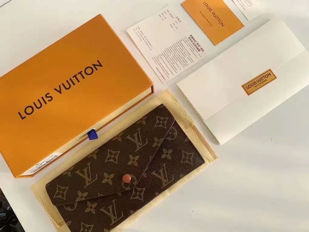 The P110Josephine Wallet is inspired by Louis Vuitton's first wallet. It is made of soft Monogram canvas and lined with brightly colored lining, giving the brand's classic design a unique and stylish beauty. The long, flat shape makes it easy to slip into any pocket or handbag. Model: M60708 Size: 19/10.