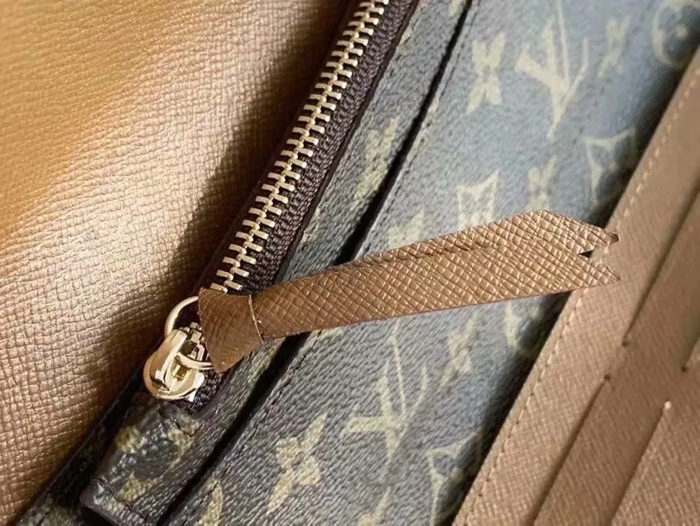 The P110Josephine Wallet is inspired by Louis Vuitton's first wallet. It is made of soft Monogram canvas and lined with brightly colored lining, giving the brand's classic design a unique and stylish beauty. The long, flat shape makes it easy to slip into any pocket or handbag. Model: M60708 Size: 19/10.