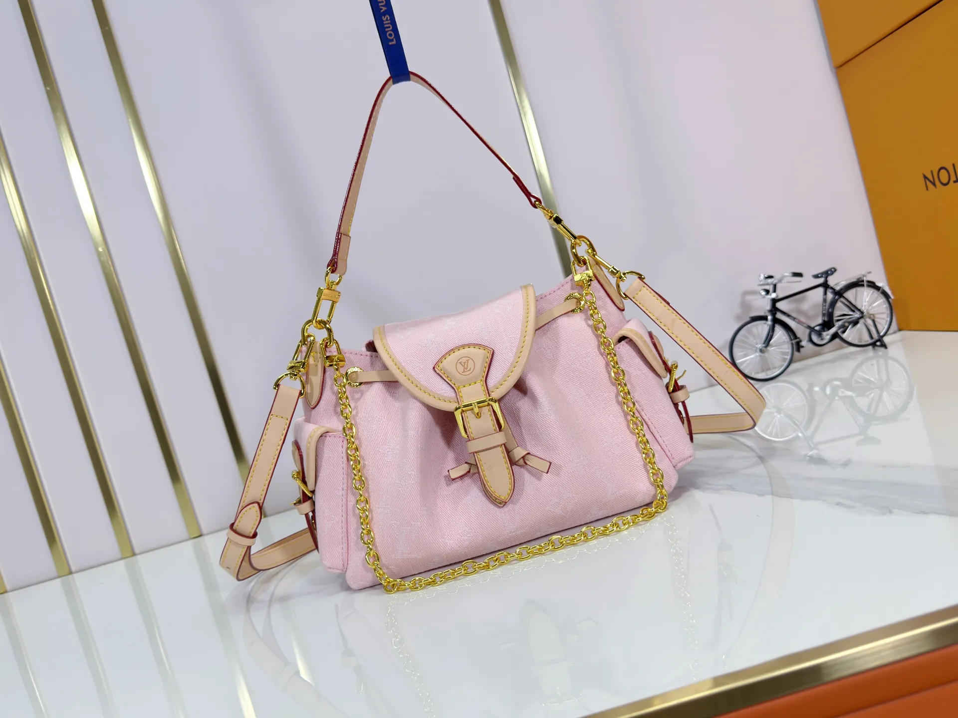 P280 Upgraded original M25085 This Odysée handbag is from the 2025 early autumn series, paying tribute to the brand heritage with a stylish everyday design. Dazzling buckles and detachable chains accentuate the Monogram canvas body, and the side pockets provide easy access to keys, lipstick and other small items. Dimensions: 27.0 x 17.0 x 12.0 cm (length x height x width)