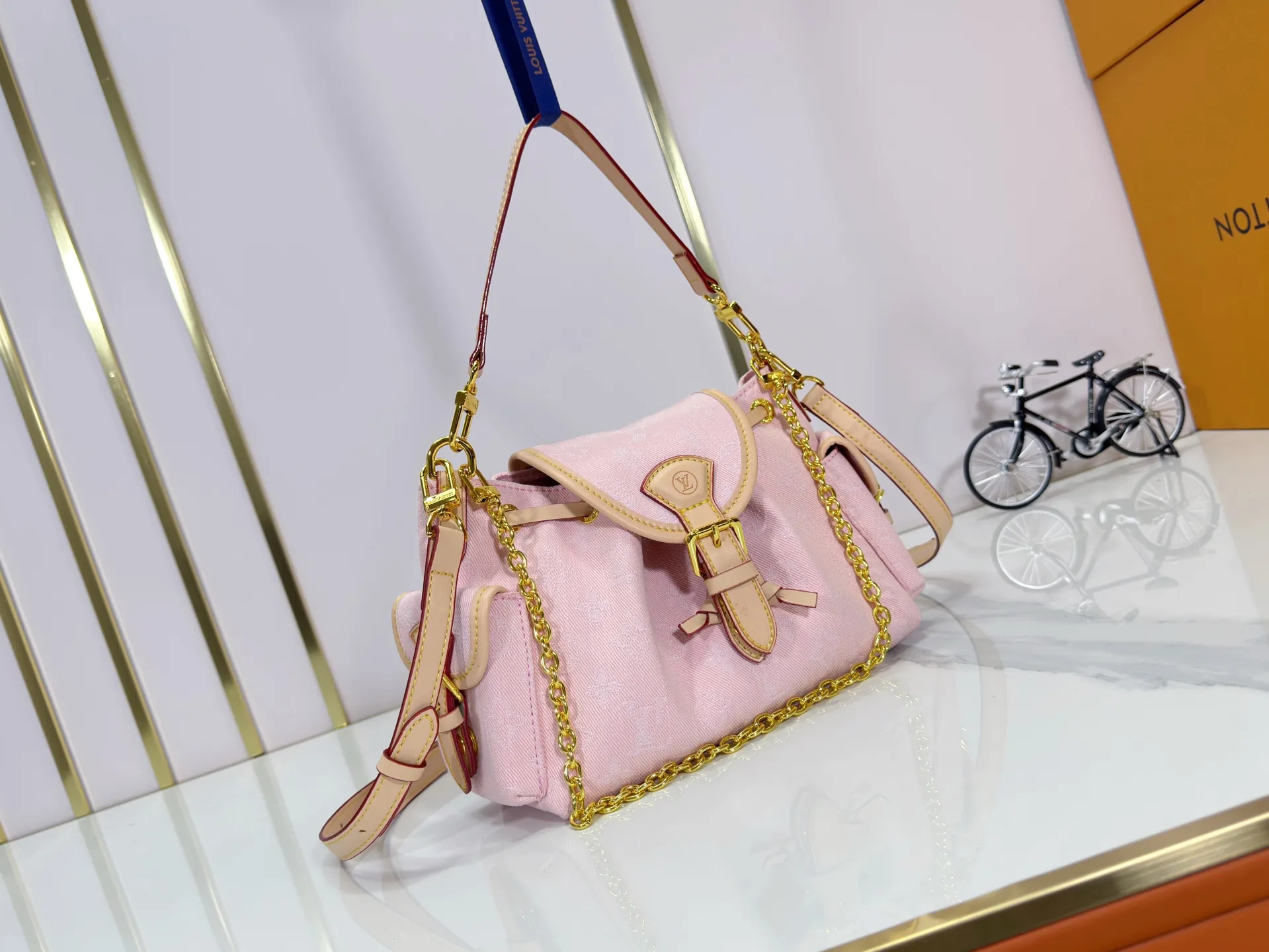 P280 Upgraded original M25085 This Odysée handbag is from the 2025 early autumn series, paying tribute to the brand heritage with a stylish everyday design. Dazzling buckles and detachable chains accentuate the Monogram canvas body, and the side pockets provide easy access to keys, lipstick and other small items. Dimensions: 27.0 x 17.0 x 12.0 cm (length x height x width)