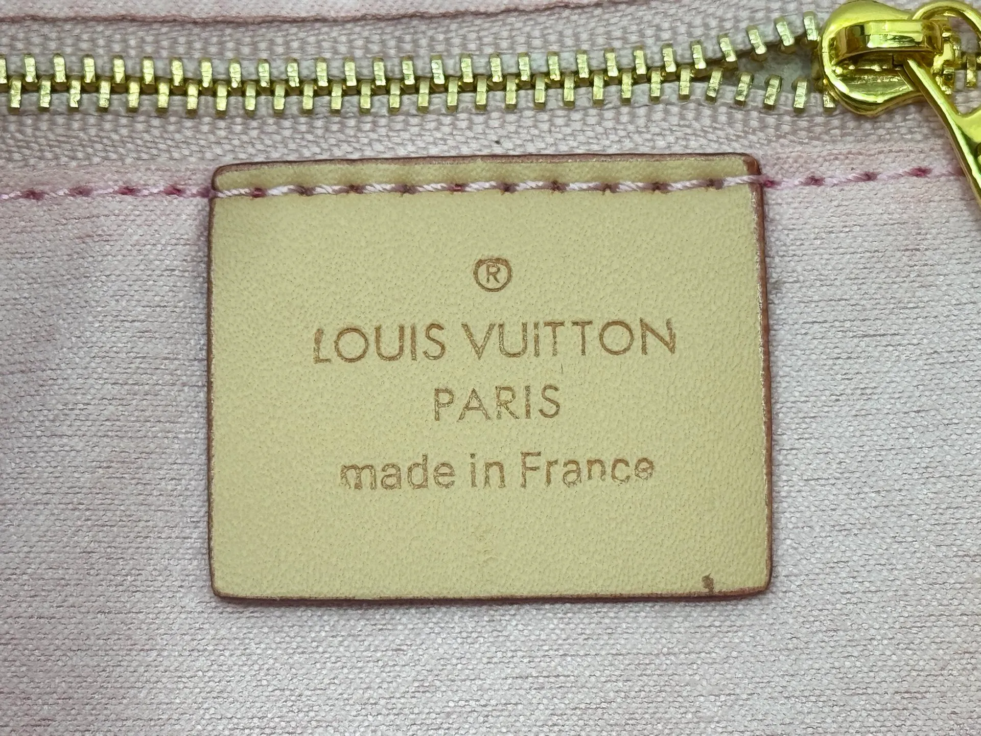 P280 Upgraded original M25085 This Odysée handbag is from the 2025 early autumn series, paying tribute to the brand heritage with a stylish everyday design. Dazzling buckles and detachable chains accentuate the Monogram canvas body, and the side pockets provide easy access to keys, lipstick and other small items. Dimensions: 27.0 x 17.0 x 12.0 cm (length x height x width)