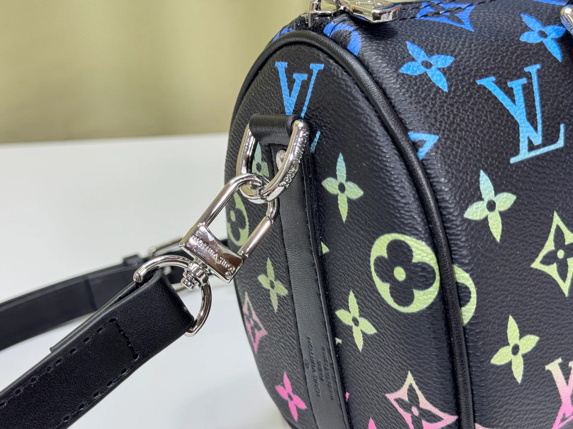 P240 Upgraded original version M13935 gradient rainbow, black and white three colors N40770 Brown M15428 Presbyopia M46271 Black flower M20900 M46249 This handbag condenses the classic silhouette of the Keepall travel bag and is made of Monogram embossed Taurillon leather. The compact structure is suitable for storing small items such as mobile phones and wallets. With its clever use of leather handles and detachable shoulder strap, it's easy to carry with you in trendy style. Detailed features Dimensions: 25✘15✘11 cm