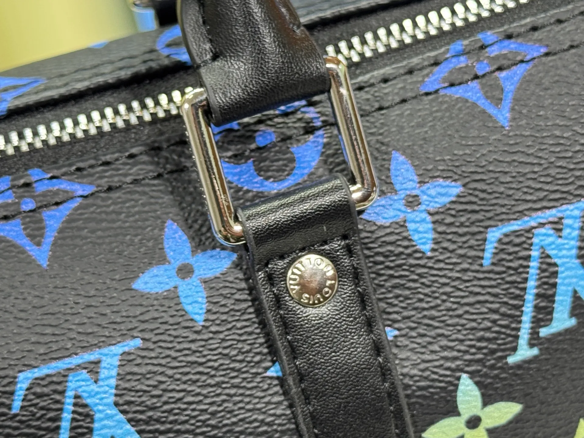 P240 Upgraded original version M13935 gradient rainbow, black and white three colors N40770 Brown M15428 Presbyopia M46271 Black flower M20900 M46249 This handbag condenses the classic silhouette of the Keepall travel bag and is made of Monogram embossed Taurillon leather. The compact structure is suitable for storing small items such as mobile phones and wallets. With its clever use of leather handles and detachable shoulder strap, it's easy to carry with you in trendy style. Detailed features Dimensions: 25✘15✘11 cm