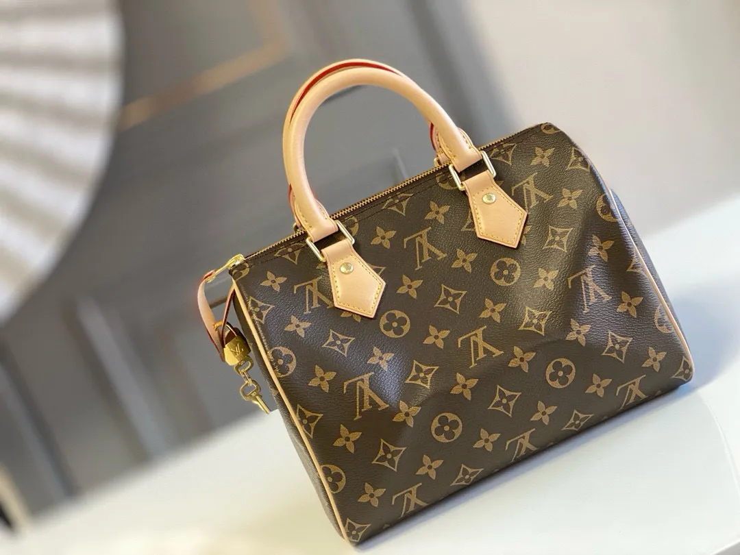 💰700 (strapless model) The top original hand-held strapless model M41528 has a unique shape, leather handle, and Damier Azur canvas. No wonder it has become the most popular bag in the world. Originally designed for travelers in 1930 (its name pays homage to the high-speed traffic of the time), the Speedy 25 has become the perfect urban bag - soft, lightweight and classic in size 25/19/15cm