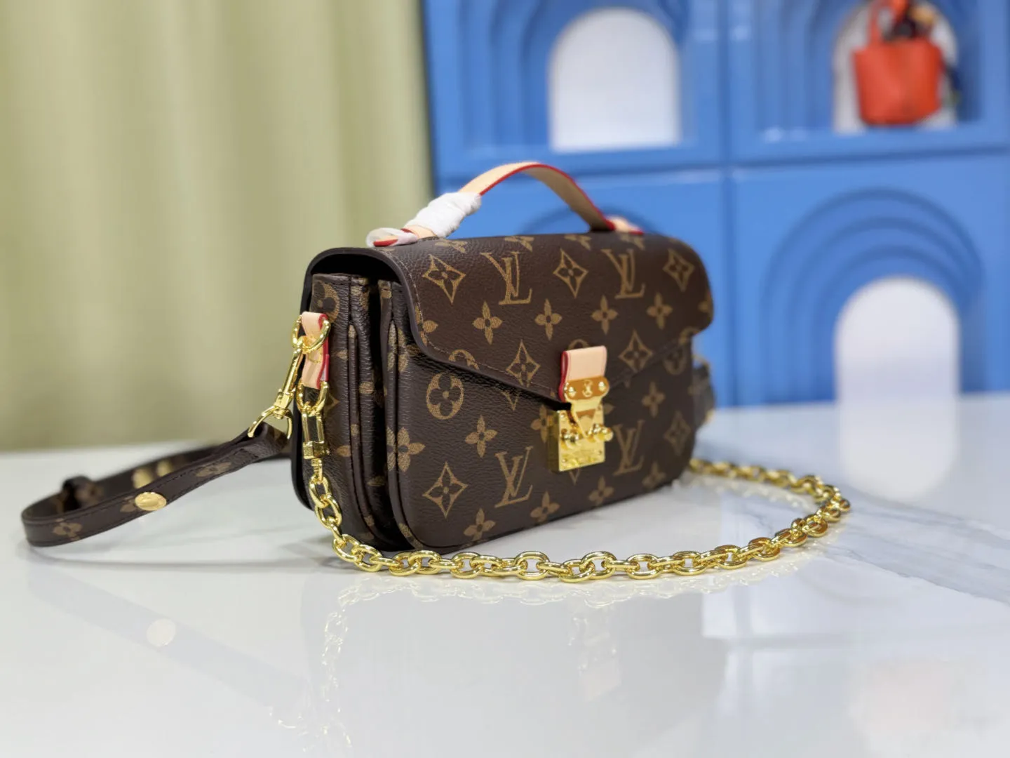 P220 Upgraded original color-changing leather [Exclusive real shot M46279 M46595 presbyopia yellow flower embossed] LV messenger bag comes in small size East West Métis handbag adopts a fashionable shoulder bag shape, full of trend. The compact bag is made from the brand's Monogram canvas, equipped with a chic S-lock closure and stylish top handles, and has a shiny polished surface. Versatile and spacious. The removable long shoulder strap makes it easy to carry on the shoulder or cross-body. It is a good companion for daily travel. Dimensions 21.5x6x13.5