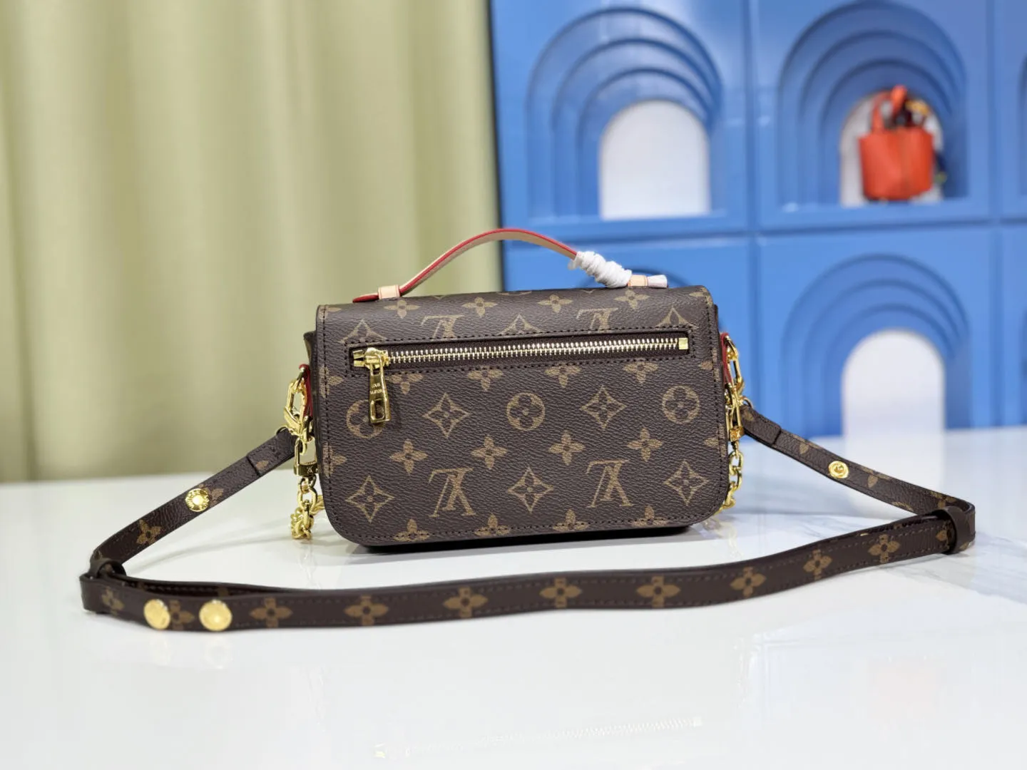 P220 Upgraded original color-changing leather [Exclusive real shot M46279 M46595 presbyopia yellow flower embossed] LV messenger bag comes in small size East West Métis handbag adopts a fashionable shoulder bag shape, full of trend. The compact bag is made from the brand's Monogram canvas, equipped with a chic S-lock closure and stylish top handles, and has a shiny polished surface. Versatile and spacious. The removable long shoulder strap makes it easy to carry on the shoulder or cross-body. It is a good companion for daily travel. Dimensions 21.5x6x13.5