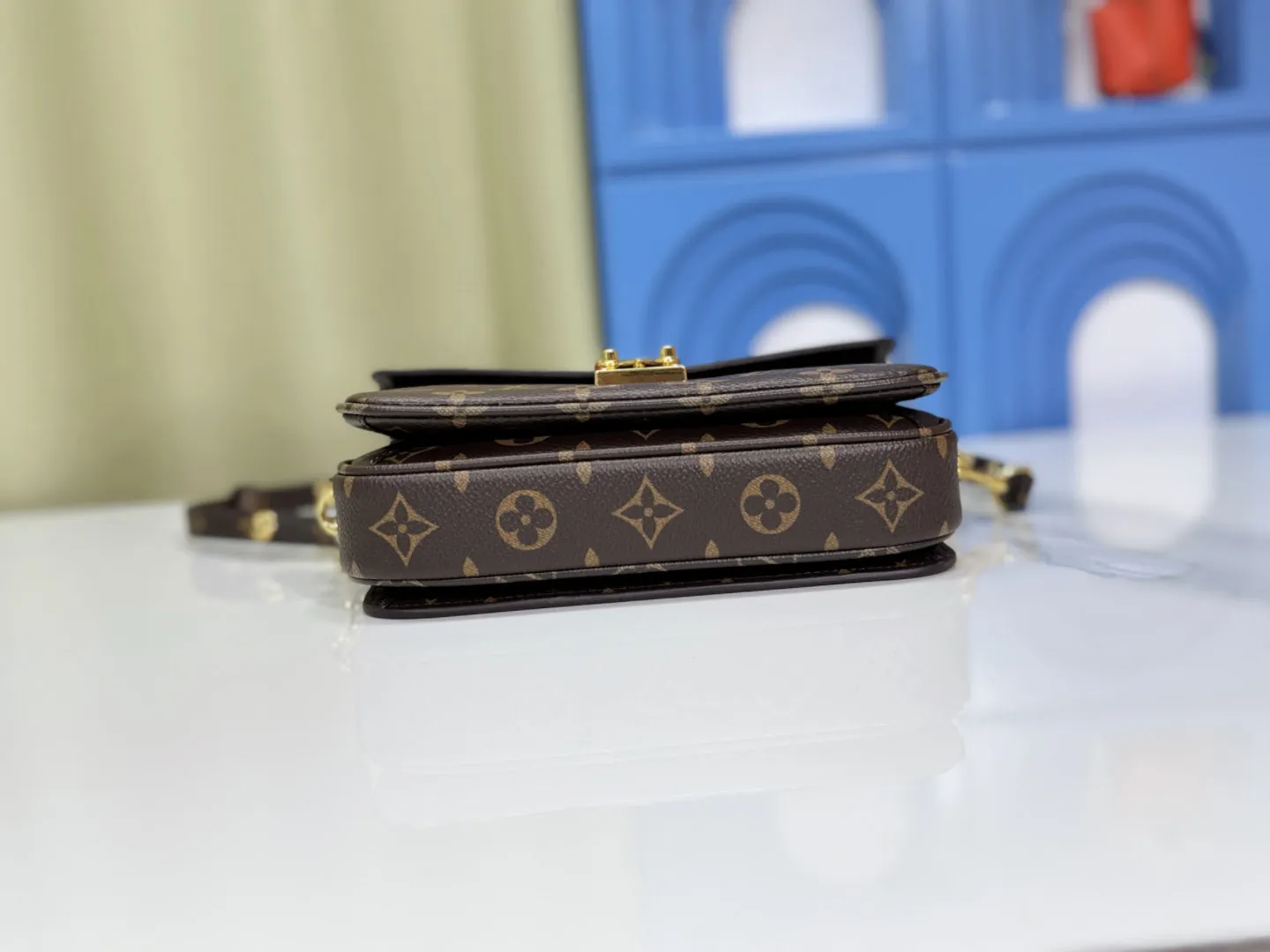 P220 Upgraded original color-changing leather [Exclusive real shot M46279 M46595 presbyopia yellow flower embossed] LV messenger bag comes in small size East West Métis handbag adopts a fashionable shoulder bag shape, full of trend. The compact bag is made from the brand's Monogram canvas, equipped with a chic S-lock closure and stylish top handles, and has a shiny polished surface. Versatile and spacious. The removable long shoulder strap makes it easy to carry on the shoulder or cross-body. It is a good companion for daily travel. Dimensions 21.5x6x13.5