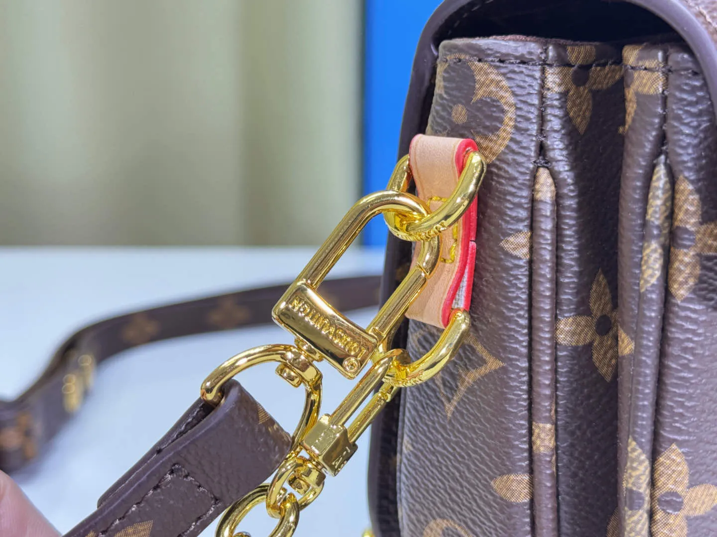 P220 Upgraded original color-changing leather [Exclusive real shot M46279 M46595 presbyopia yellow flower embossed] LV messenger bag comes in small size East West Métis handbag adopts a fashionable shoulder bag shape, full of trend. The compact bag is made from the brand's Monogram canvas, equipped with a chic S-lock closure and stylish top handles, and has a shiny polished surface. Versatile and spacious. The removable long shoulder strap makes it easy to carry on the shoulder or cross-body. It is a good companion for daily travel. Dimensions 21.5x6x13.5