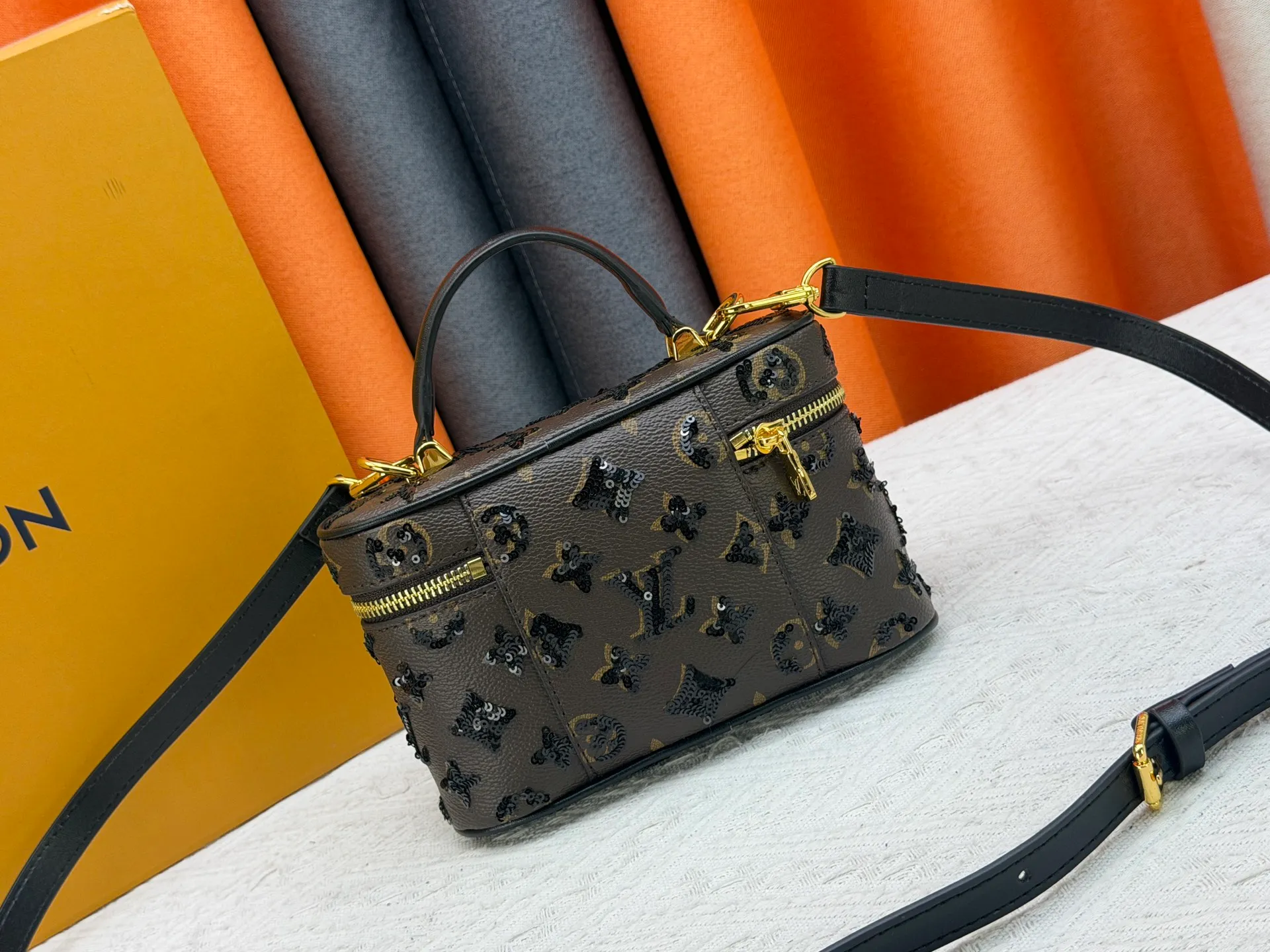 P260 M27049 Upgraded original LV new sequined small box, the real thing is so beautiful! I am blown away by this little icy silver box! How can you not have a stunning silver bag in your bag cabinet? Whoever carries this bag looks better! Be the flashiest baby this winter 🉑Carry it in your hand🉑Under your arm🉑Cross-body! Don't be too practical. Size 19 12