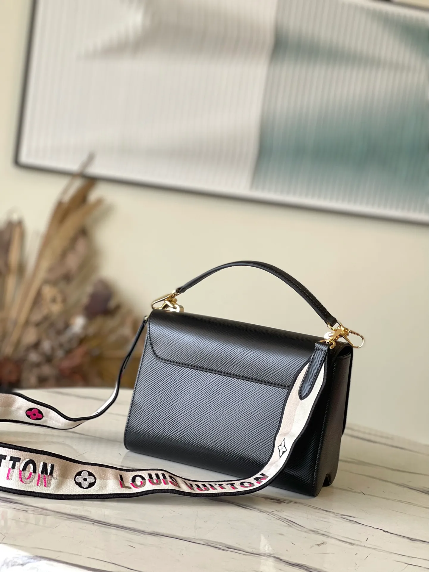 💰1160 (first-grain leather) top original order M21554 black. This medium-sized Twist handbag takes on a new look with a detachable wide jacquard shoulder strap: one side is embroidered with the logo, and the other side is blooming with Monogram flowers. It is equipped with a detachable leather handle, allowing you to switch between hand-carrying, cross-body and elbow shoulder. Dimensions: 23 x 17 x 9.5 cm