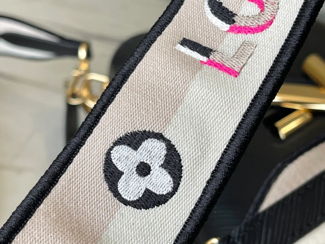 💰1160 (first-grain leather) top original order M21554 black. This medium-sized Twist handbag takes on a new look with a detachable wide jacquard shoulder strap: one side is embroidered with the logo, and the other side is blooming with Monogram flowers. It is equipped with a detachable leather handle, allowing you to switch between hand-carrying, cross-body and elbow shoulder. Dimensions: 23 x 17 x 9.5 cm