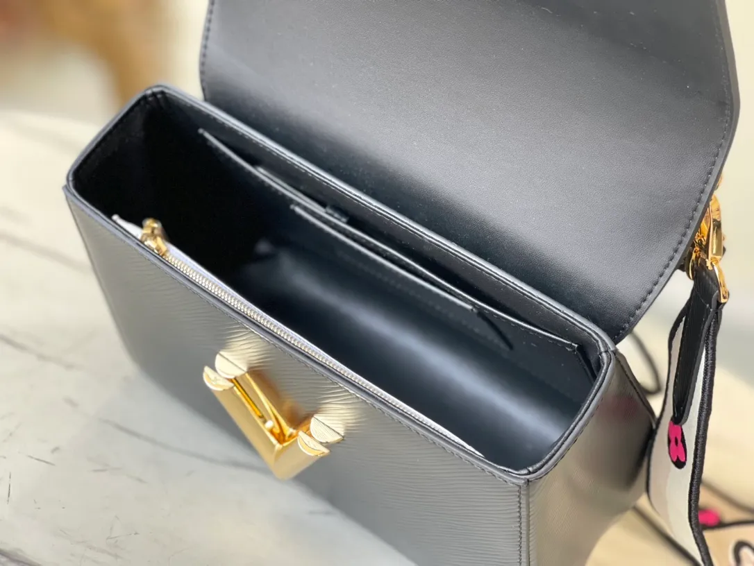 💰1160 (first-grain leather) top original order M21554 black. This medium-sized Twist handbag takes on a new look with a detachable wide jacquard shoulder strap: one side is embroidered with the logo, and the other side is blooming with Monogram flowers. It is equipped with a detachable leather handle, allowing you to switch between hand-carrying, cross-body and elbow shoulder. Dimensions: 23 x 17 x 9.5 cm