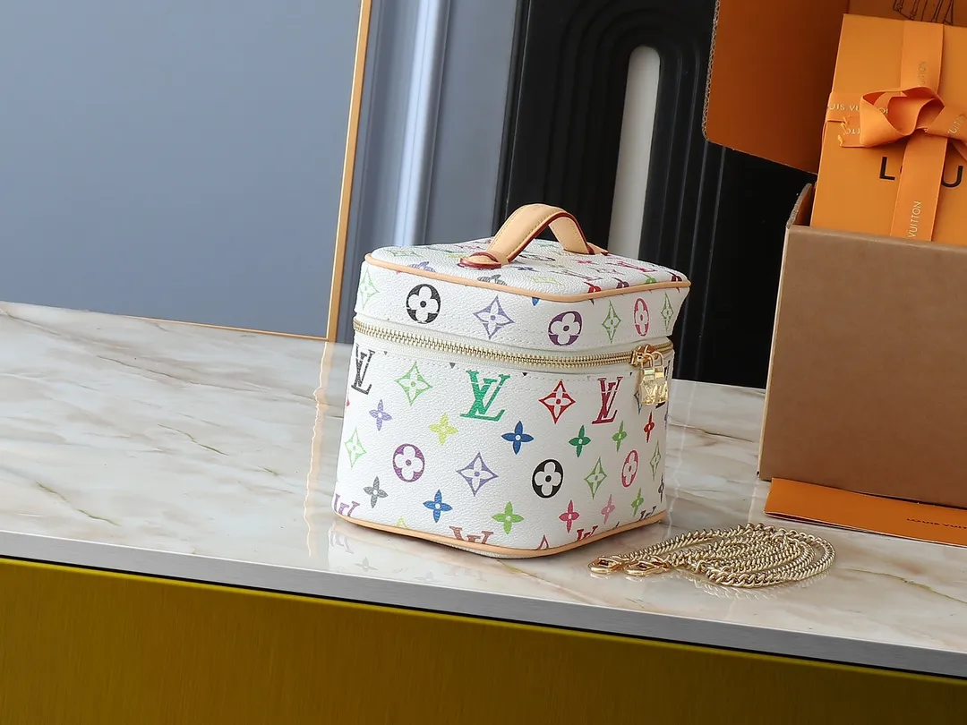 💰300💰Upgraded original version M13747 M44495 M42265 M44936 M42263 lv Murakami Nice mini Nano cosmetic bag with Monogram print and 33 colorful colors. In 2025, Murakami and LV jointly launched the white and black tricolor twelve pieces, which are very popular around the world and are loved by celebrities and celebrities. Dimensions: 20x13.5x12.0 (length x height x width)
