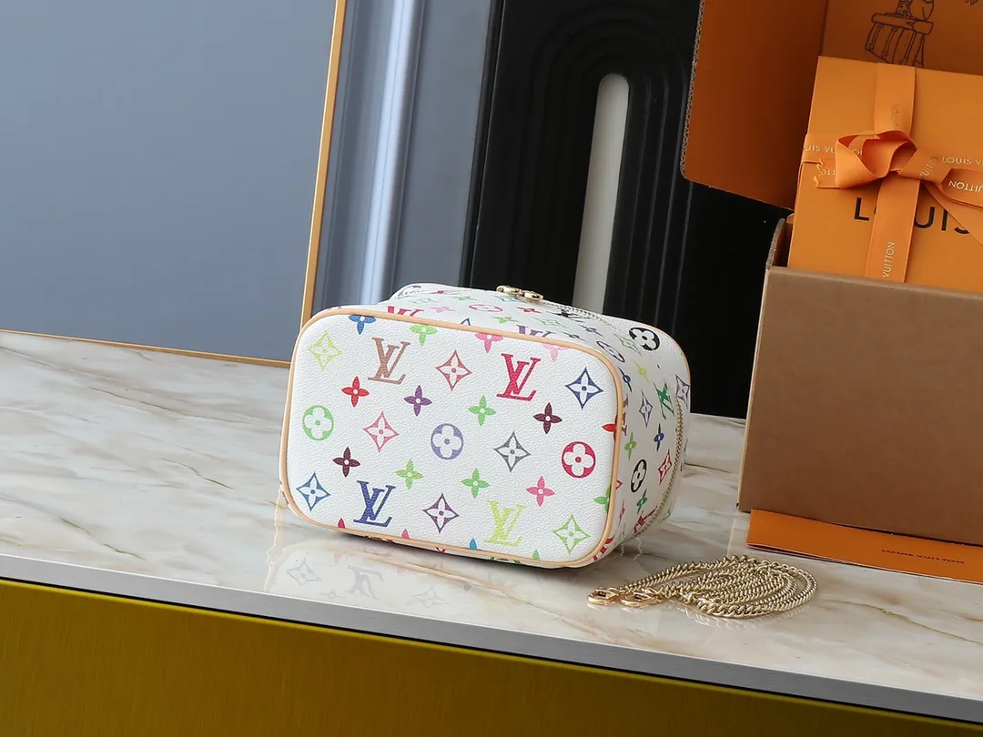 💰300💰Upgraded original version M13747 M44495 M42265 M44936 M42263 lv Murakami Nice mini Nano cosmetic bag with Monogram print and 33 colorful colors. In 2025, Murakami and LV jointly launched the white and black tricolor twelve pieces, which are very popular around the world and are loved by celebrities and celebrities. Dimensions: 20x13.5x12.0 (length x height x width)