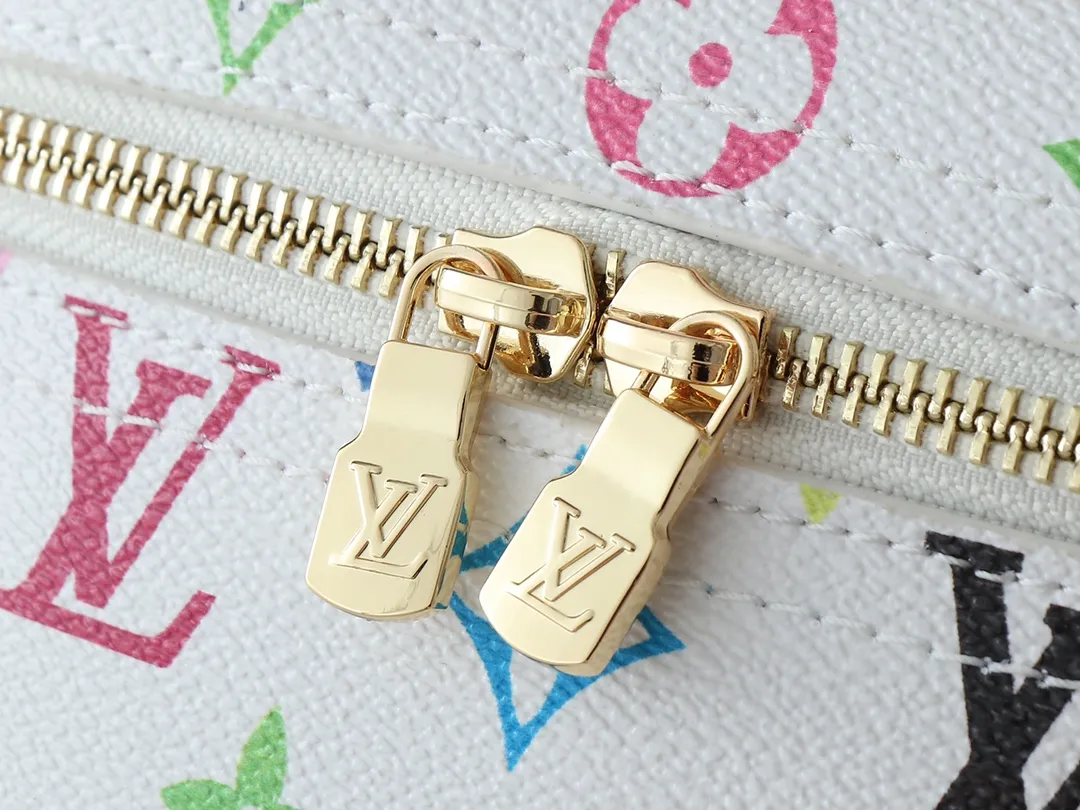 💰300💰Upgraded original version M13747 M44495 M42265 M44936 M42263 lv Murakami Nice mini Nano cosmetic bag with Monogram print and 33 colorful colors. In 2025, Murakami and LV jointly launched the white and black tricolor twelve pieces, which are very popular around the world and are loved by celebrities and celebrities. Dimensions: 20x13.5x12.0 (length x height x width)