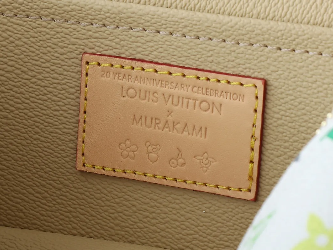 💰300💰Upgraded original version M13747 M44495 M42265 M44936 M42263 lv Murakami Nice mini Nano cosmetic bag with Monogram print and 33 colorful colors. In 2025, Murakami and LV jointly launched the white and black tricolor twelve pieces, which are very popular around the world and are loved by celebrities and celebrities. Dimensions: 20x13.5x12.0 (length x height x width)