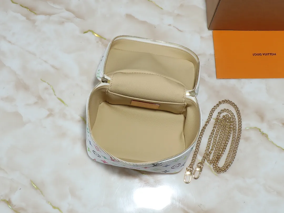 💰300💰Upgraded original version M13747 M44495 M42265 M44936 M42263 lv Murakami Nice mini Nano cosmetic bag with Monogram print and 33 colorful colors. In 2025, Murakami and LV jointly launched the white and black tricolor twelve pieces, which are very popular around the world and are loved by celebrities and celebrities. Dimensions: 20x13.5x12.0 (length x height x width)