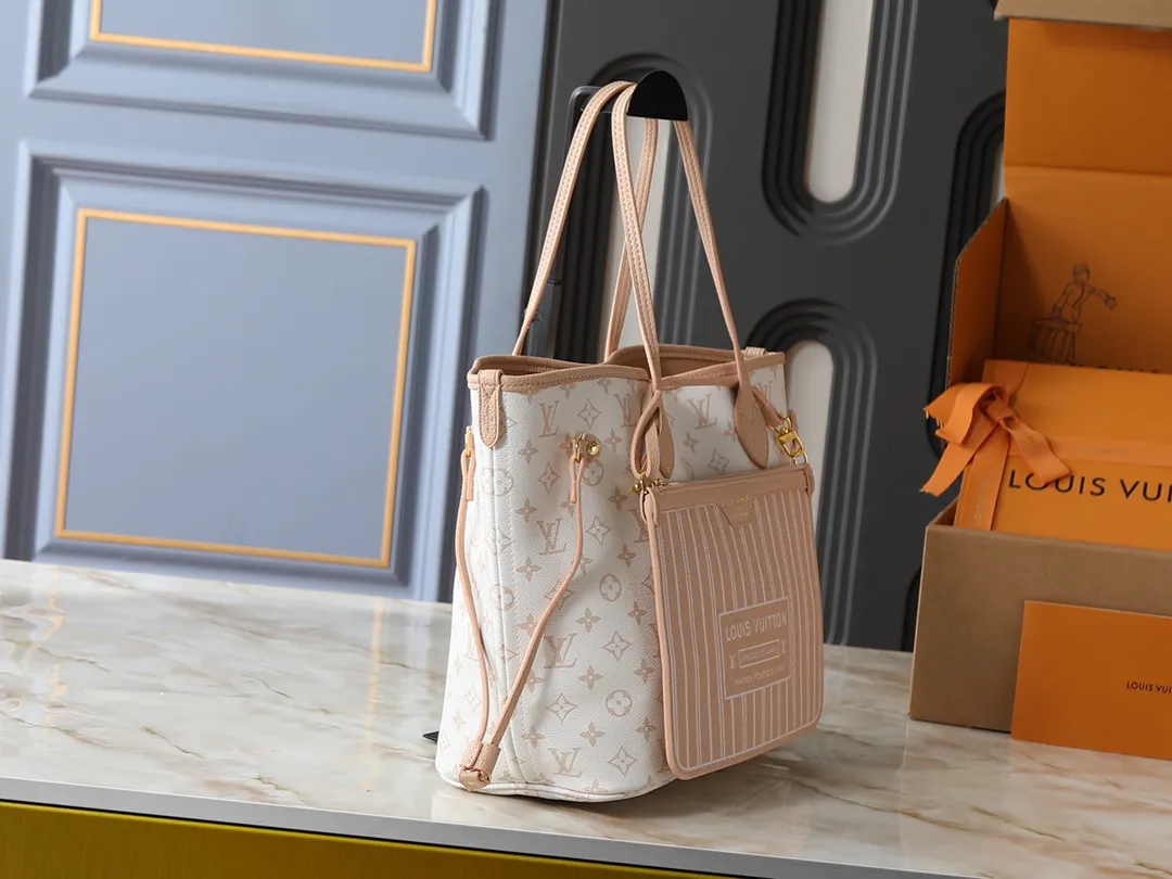 💰Large 130, Small 240💰Upgraded original version 🔥Double-sided available🔥M12061 M25665 M14994 M11946 M12099 M40995 The legendary neverfull medium handbag: always able to meet your various needs for handbags. It has a large capacity but is not bulky. It is stiff and soft to the touch, making it suitable for home and travel. Tighten the side ties and it instantly transforms into a stylish urban handbag. Loosen the straps and it transforms into a chic and practical handbag. The slender leather handle can be carried over the shoulder or between the arms. The model shown here is made of damier azur canvas. Size: large 31x28x14, small 25x16x10