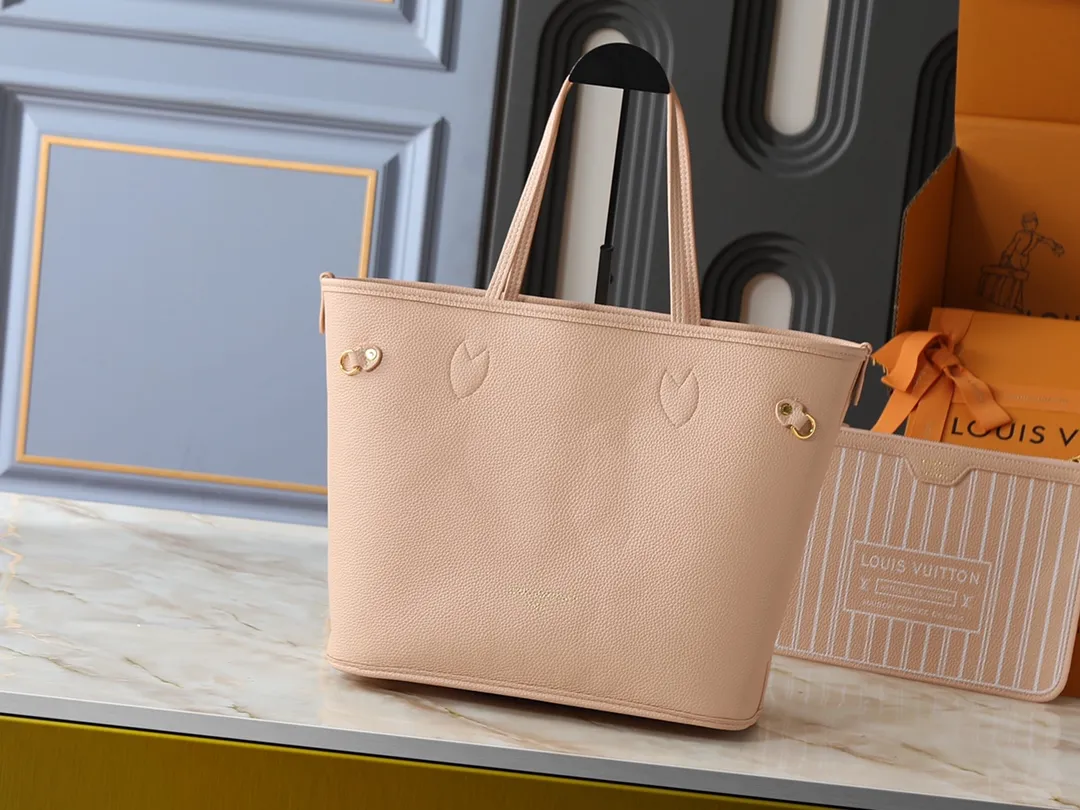💰Large 130, Small 240💰Upgraded original version 🔥Double-sided available🔥M12061 M25665 M14994 M11946 M12099 M40995 The legendary neverfull medium handbag: always able to meet your various needs for handbags. It has a large capacity but is not bulky. It is stiff and soft to the touch, making it suitable for home and travel. Tighten the side ties and it instantly transforms into a stylish urban handbag. Loosen the straps and it transforms into a chic and practical handbag. The slender leather handle can be carried over the shoulder or between the arms. The model shown here is made of damier azur canvas. Size: large 31x28x14, small 25x16x10