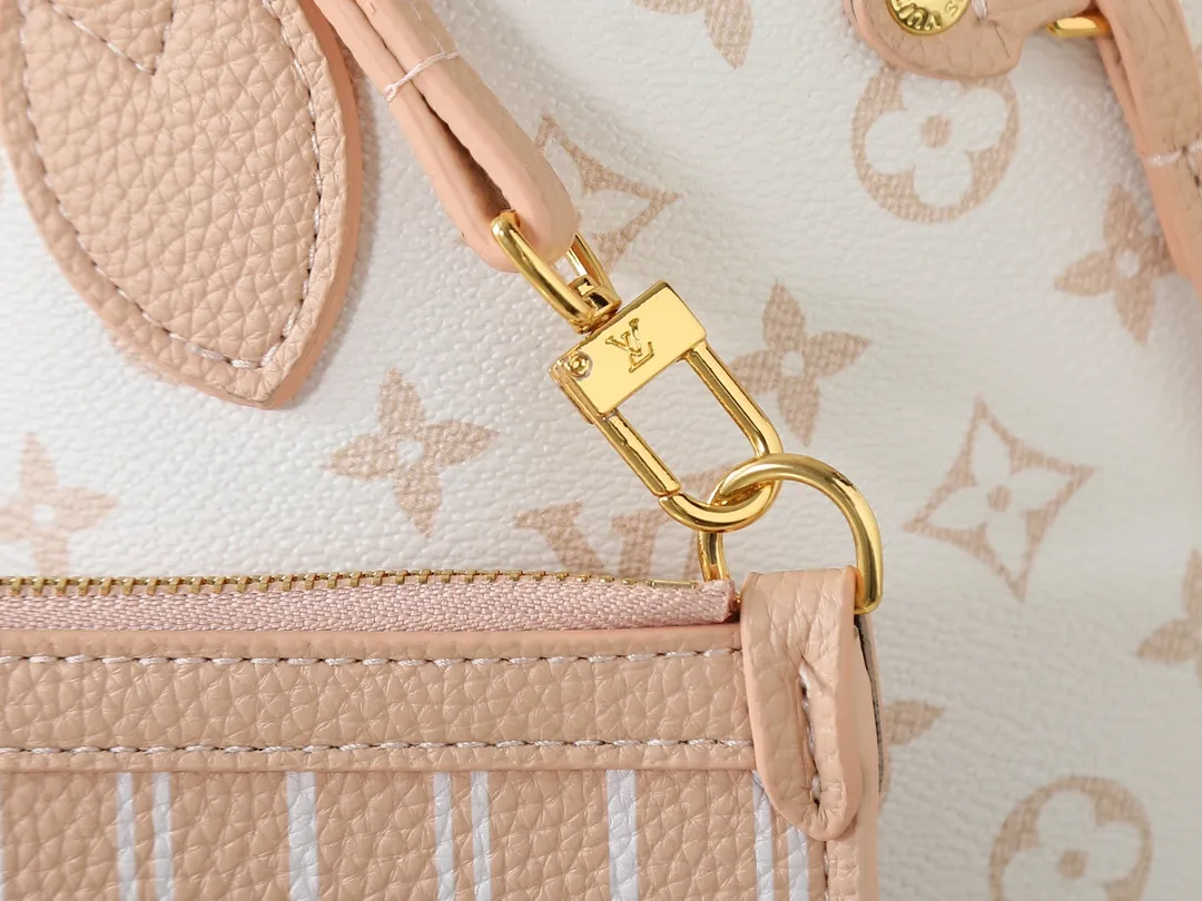 💰Large 130, Small 240💰Upgraded original version 🔥Double-sided available🔥M12061 M25665 M14994 M11946 M12099 M40995 The legendary neverfull medium handbag: always able to meet your various needs for handbags. It has a large capacity but is not bulky. It is stiff and soft to the touch, making it suitable for home and travel. Tighten the side ties and it instantly transforms into a stylish urban handbag. Loosen the straps and it transforms into a chic and practical handbag. The slender leather handle can be carried over the shoulder or between the arms. The model shown here is made of damier azur canvas. Size: large 31x28x14, small 25x16x10