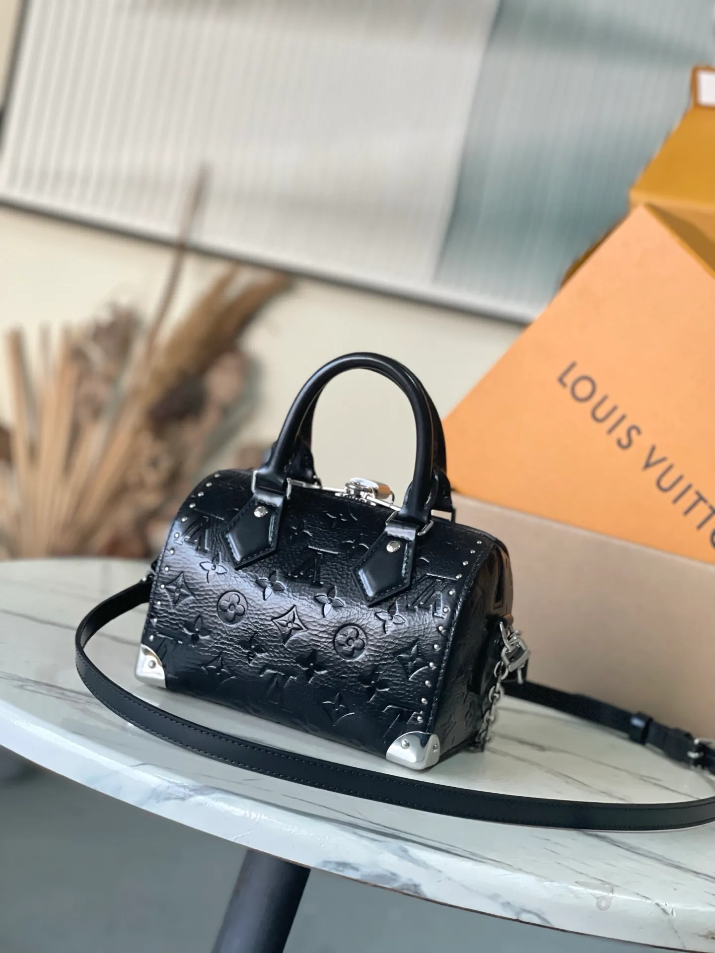 💰1060 (top layer leather) top original order M27921 This Speedy Trunk 20 handbag is a new interpretation of the brand's Monogram Saga logo, exuding a distinct rock and roll atmosphere. It is made of cow leather, supplemented by hard case details, and undergoes multiple professional processes to present a unique retro texture. The shoulder strap and chain are detachable and can be worn cross-body, over the shoulder or by hand. Dimensions: 20.5 × 13.5 × 11 cm