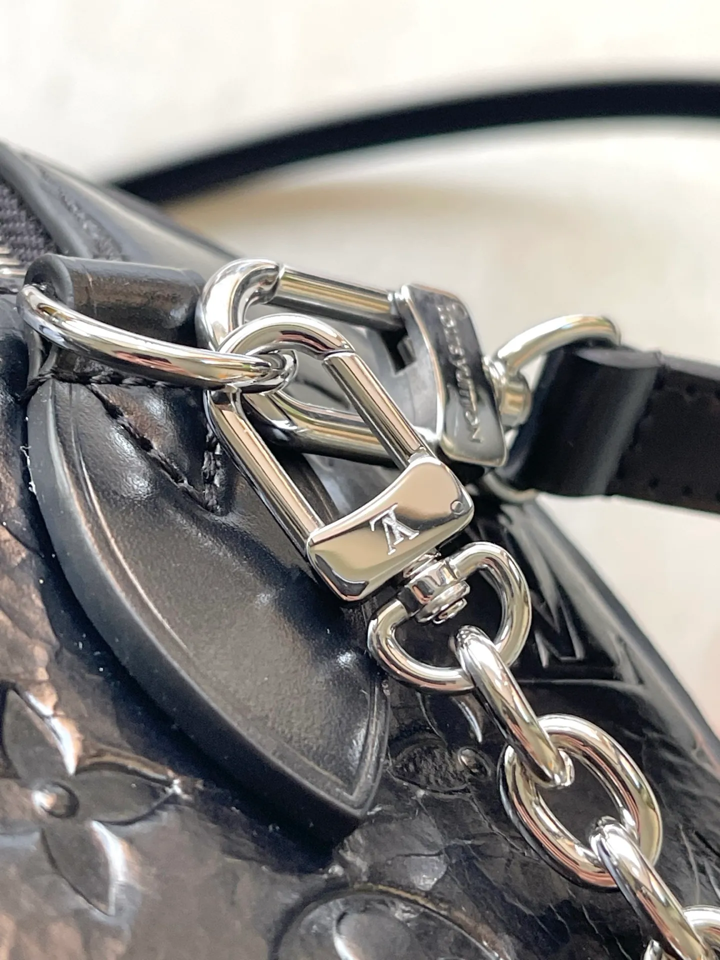 💰1060 (top layer leather) top original order M27921 This Speedy Trunk 20 handbag is a new interpretation of the brand's Monogram Saga logo, exuding a distinct rock and roll atmosphere. It is made of cow leather, supplemented by hard case details, and undergoes multiple professional processes to present a unique retro texture. The shoulder strap and chain are detachable and can be worn cross-body, over the shoulder or by hand. Dimensions: 20.5 × 13.5 × 11 cm