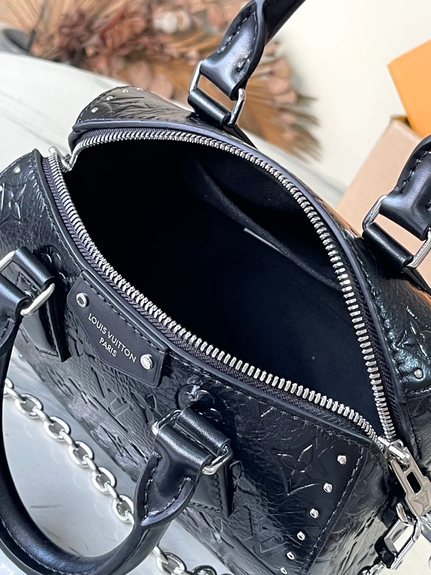 💰1060 (top layer leather) top original order M27921 This Speedy Trunk 20 handbag is a new interpretation of the brand's Monogram Saga logo, exuding a distinct rock and roll atmosphere. It is made of cow leather, supplemented by hard case details, and undergoes multiple professional processes to present a unique retro texture. The shoulder strap and chain are detachable and can be worn cross-body, over the shoulder or by hand. Dimensions: 20.5 × 13.5 × 11 cm