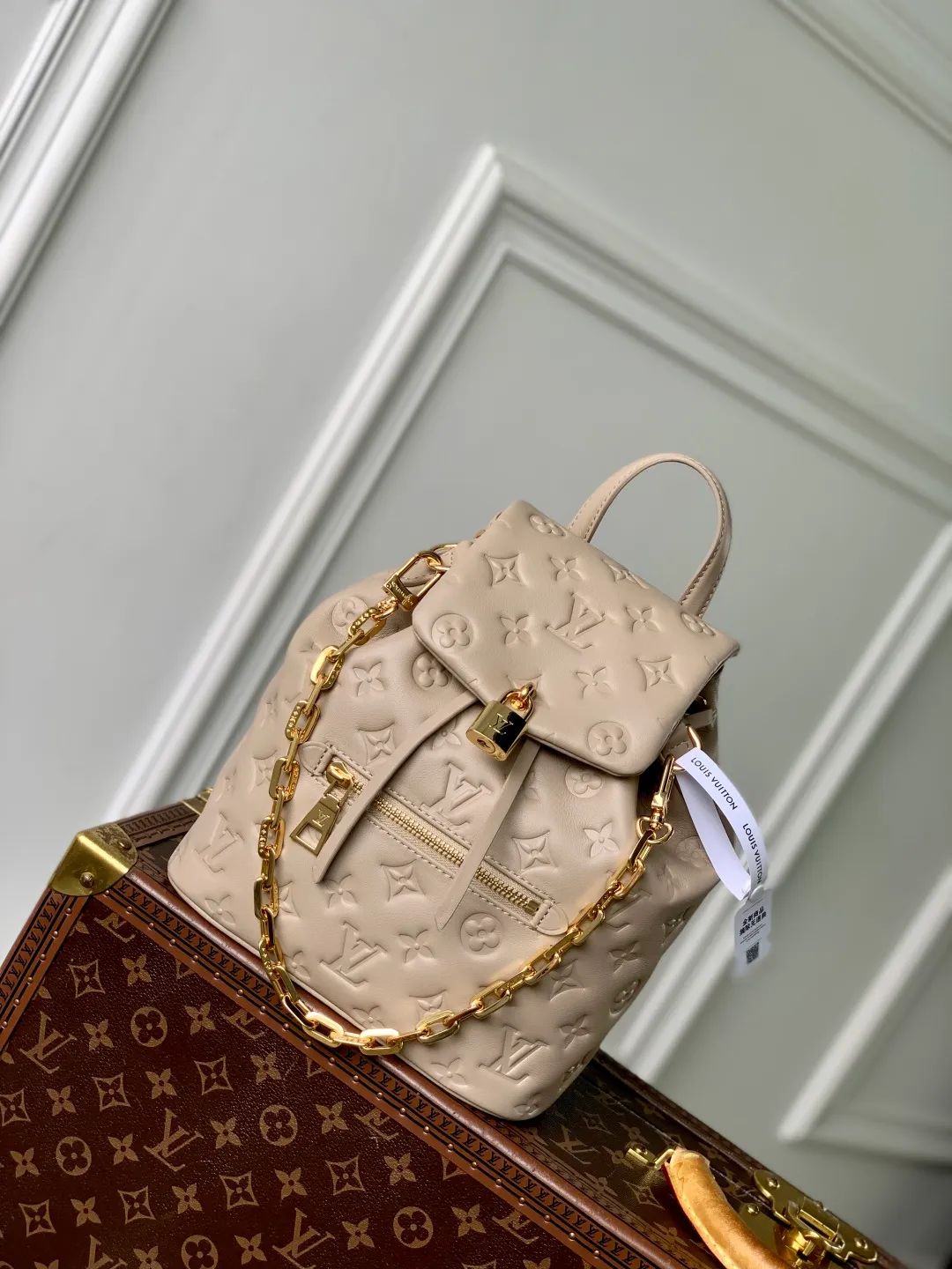 💰1180 (top layer leather) top original single M13358, 13357 gray Coussin Backpack small handbag is an eye-catching addition to the Coussin series with a backpack configuration. It is made of soft Monogram embossed leather and integrated with the iconic LV padlock, which combines modern style and functional considerations. The detachable Coussin chain releases the metal edge, and the zippered front pocket makes it easy to access various small items. 26 x 10 x 21 cm (height x width x length)
