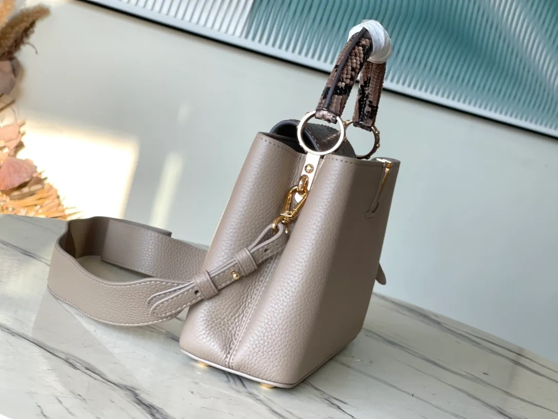 💰2420 (extra-grade original leather) N99387/M80071 gray snake shoulder. This Capucines BB handbag is made of full-grain Taurillon leather and has a sophisticated structure. It has a top handle, a two-way flap and a logo outlined in python snakeskin, making it a gorgeous choice for both day and night. The detachable wide shoulder strap can be carried on the shoulder or cross-body for a edgy look. Size: 27 *18*9cm