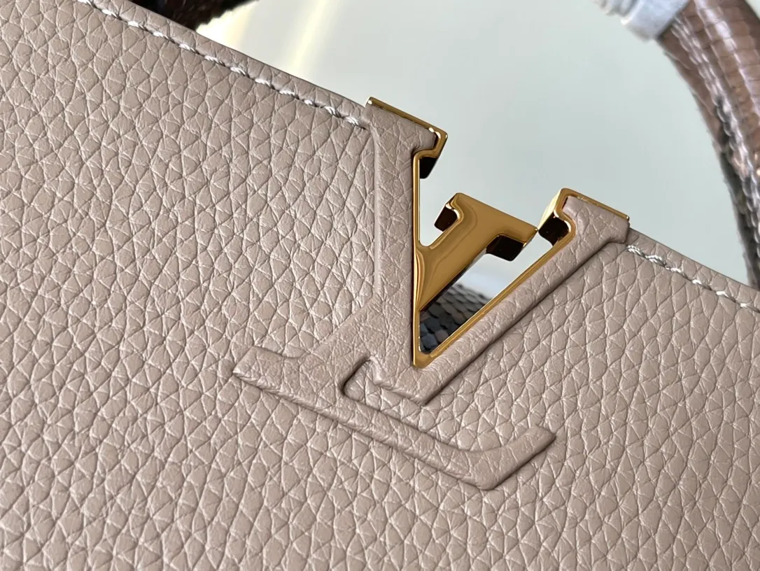 💰2420 (extra-grade original leather) N99387/M80071 gray snake shoulder. This Capucines BB handbag is made of full-grain Taurillon leather and has a sophisticated structure. It has a top handle, a two-way flap and a logo outlined in python snakeskin, making it a gorgeous choice for both day and night. The detachable wide shoulder strap can be carried on the shoulder or cross-body for a edgy look. Size: 27 *18*9cm