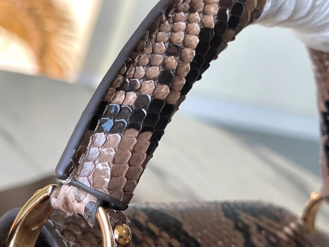 💰2420 (extra-grade original leather) N99387/M80071 gray snake shoulder. This Capucines BB handbag is made of full-grain Taurillon leather and has a sophisticated structure. It has a top handle, a two-way flap and a logo outlined in python snakeskin, making it a gorgeous choice for both day and night. The detachable wide shoulder strap can be carried on the shoulder or cross-body for a edgy look. Size: 27 *18*9cm