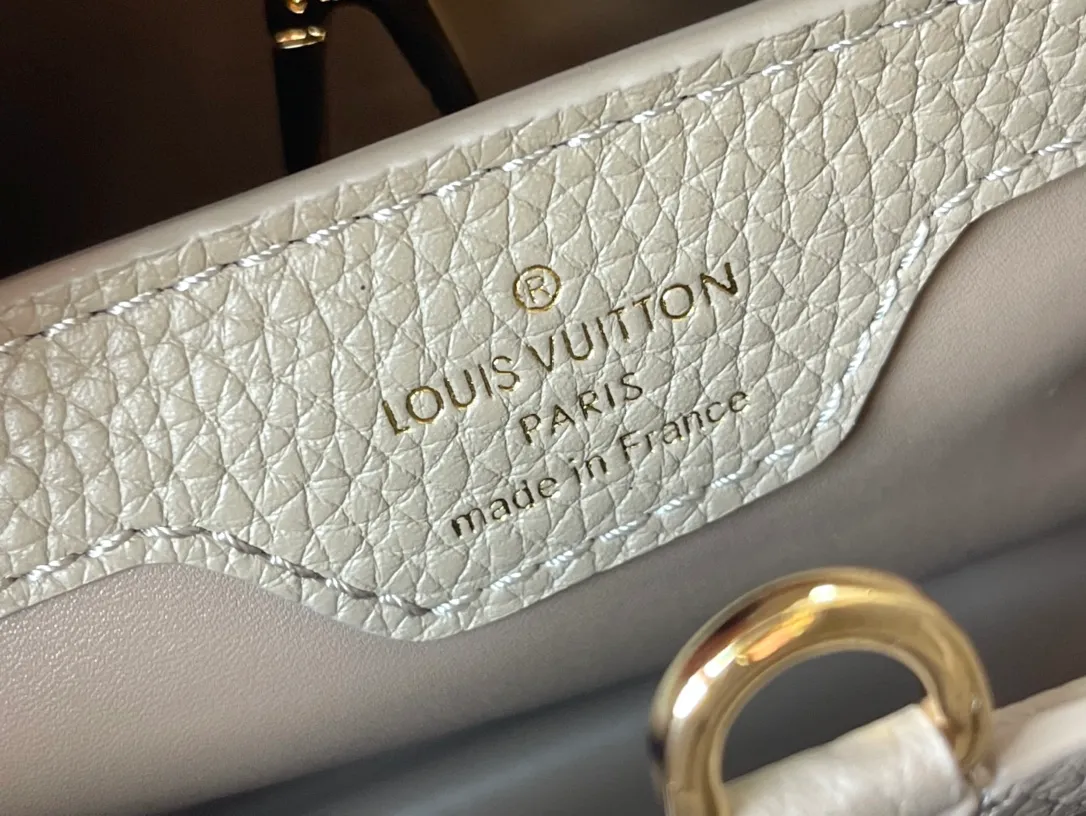 💰2420 (extra-grade original leather) N99387/M80071 gray snake shoulder. This Capucines BB handbag is made of full-grain Taurillon leather and has a sophisticated structure. It has a top handle, a two-way flap and a logo outlined in python snakeskin, making it a gorgeous choice for both day and night. The detachable wide shoulder strap can be carried on the shoulder or cross-body for a edgy look. Size: 27 *18*9cm