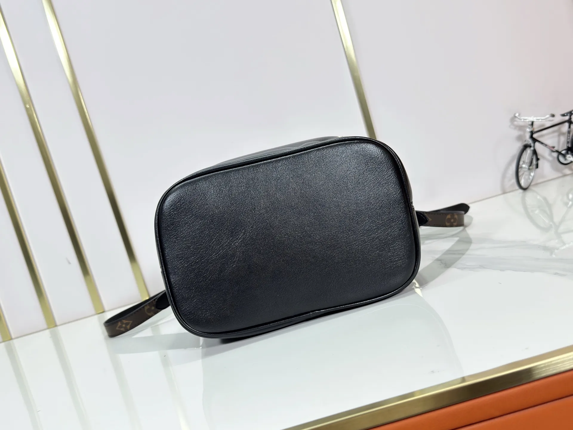P280 is an upgraded version of the original M14377 No Way handbag from the LV Vibe series. It is made of sheep leather with shiny metal parts, renewing the classic Noé handbag elements with a modern rock style. The LV Circle sliding trim makes it easy to adjust the opening, and the zippered front pocket can be used to store keys and cosmetics. Dimensions: 22.5 x 15.5 x 24 cm (height x width x length)