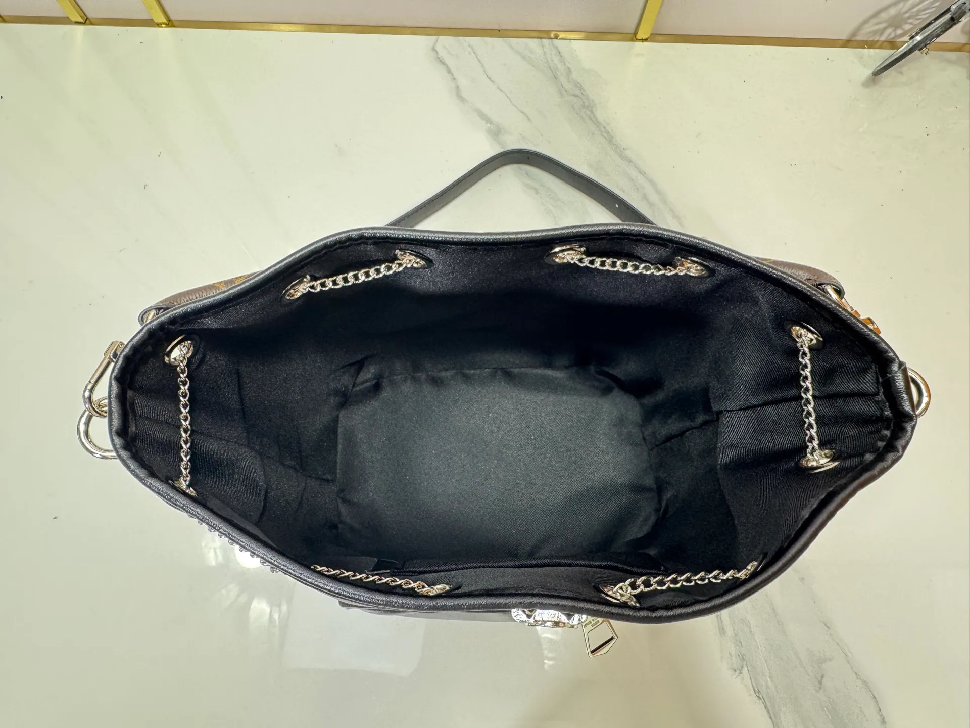 P280 is an upgraded version of the original M14377 No Way handbag from the LV Vibe series. It is made of sheep leather with shiny metal parts, renewing the classic Noé handbag elements with a modern rock style. The LV Circle sliding trim makes it easy to adjust the opening, and the zippered front pocket can be used to store keys and cosmetics. Dimensions: 22.5 x 15.5 x 24 cm (height x width x length)