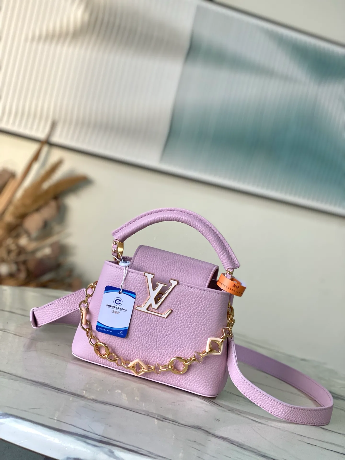 💰2120 "Special Original Leather" M14972 Mini This Capucines mini handbag is from the Harmony series, using a decorative chain to explore the inspiration of the Monogram flower. Taurillon cow leather creates an elegant structure, colorful resin outlines the V letter, and the flip cover provides two styles: external or internal. The neat interior is equipped with multiple pockets, and the detachable and adjustable shoulder strap makes it easy to wear cross-body. Dimensions: 21 × 14 × 8 cm