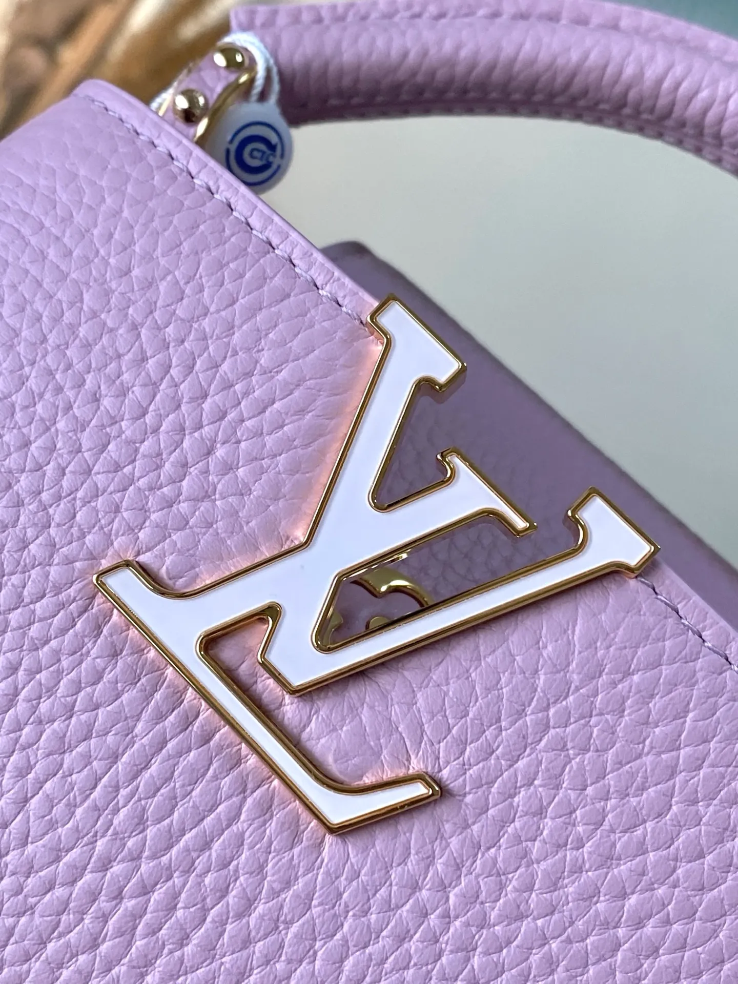💰2120 "Special Original Leather" M14972 Mini This Capucines mini handbag is from the Harmony series, using a decorative chain to explore the inspiration of the Monogram flower. Taurillon cow leather creates an elegant structure, colorful resin outlines the V letter, and the flip cover provides two styles: external or internal. The neat interior is equipped with multiple pockets, and the detachable and adjustable shoulder strap makes it easy to wear cross-body. Dimensions: 21 × 14 × 8 cm