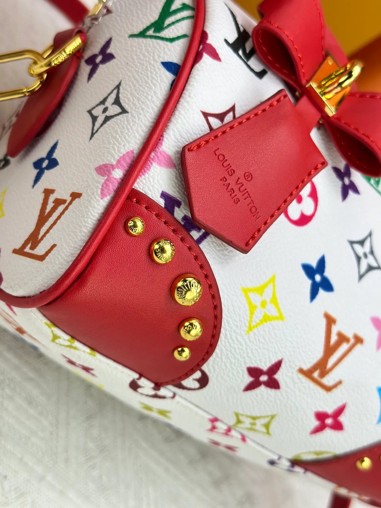 P260 upgraded original M58953 M46234 M46222 Speedy Bandoulière 20 handbag is made of soft coated canvas, and the full-length Monogram pattern is traced in colorful rainbow tones, highlighting the smart style of the Louis Vuitton x Murakami reissue series. The Toron handle and detachable shoulder strap are constructed of cow leather, the metal corners recall classic luggage elements, and the bow-shaped key bag and padlock add brand touches. Dimensions: 20.5 x 13.5 x 12.0 cm (length x height x width)