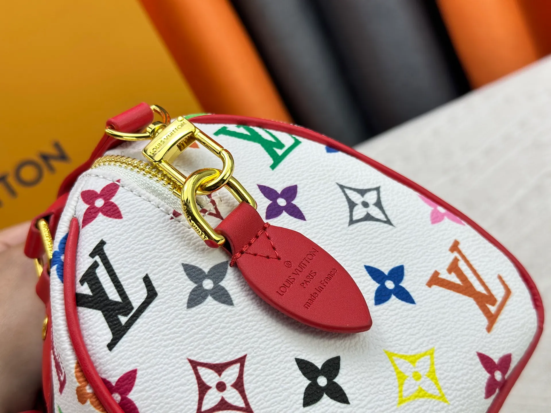 P260 upgraded original M58953 M46234 M46222 Speedy Bandoulière 20 handbag is made of soft coated canvas, and the full-length Monogram pattern is traced in colorful rainbow tones, highlighting the smart style of the Louis Vuitton x Murakami reissue series. The Toron handle and detachable shoulder strap are constructed of cow leather, the metal corners recall classic luggage elements, and the bow-shaped key bag and padlock add brand touches. Dimensions: 20.5 x 13.5 x 12.0 cm (length x height x width)