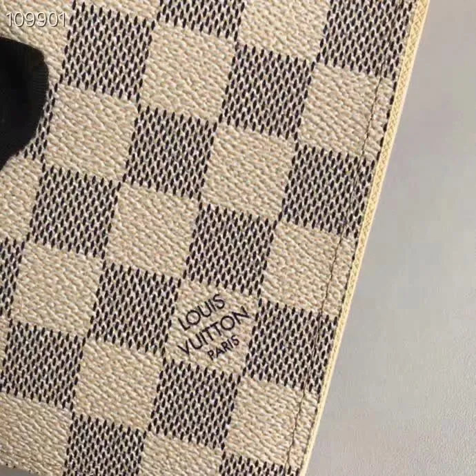 P100lv Wallet Coin Clip M60181 A must-have accessory for modern travelers, this coated canvas passport cover combines fashion and practicality. Equipped with four credit card slots and two convenient pockets for quick access to your passport. Dimensions: 10.0 x 14.0 x 2.5 cm ~